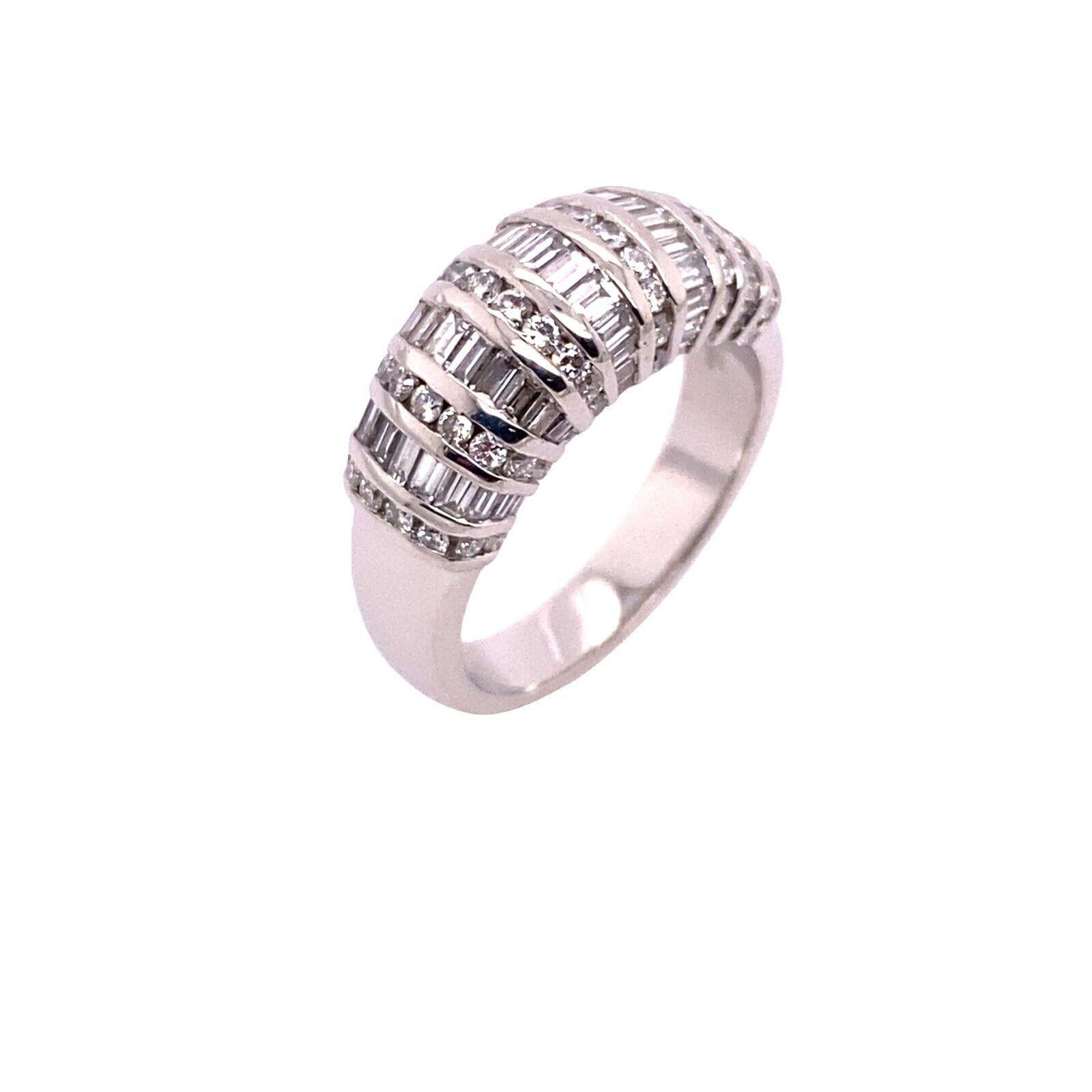 Dieser atemberaubende Diamant-Turbanring ist mit 2,56 ct. Baguette- und runden Diamanten besetzt und mit einem Ringband aus Platin versehen. Die Diamanten werden in einer Reihe angeordnet, um ein Muster zu bilden, das der Form des Rings