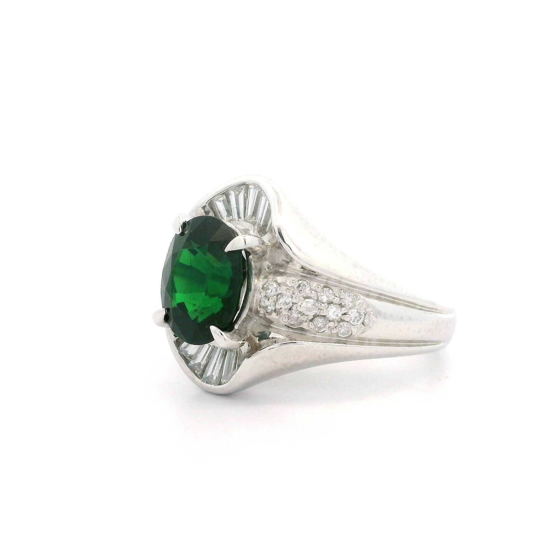 Taille ovale Bague jonc en platine massif certifiée GIA avec tsavorite vert profond et diamant baguette de 2,51 carats en vente
