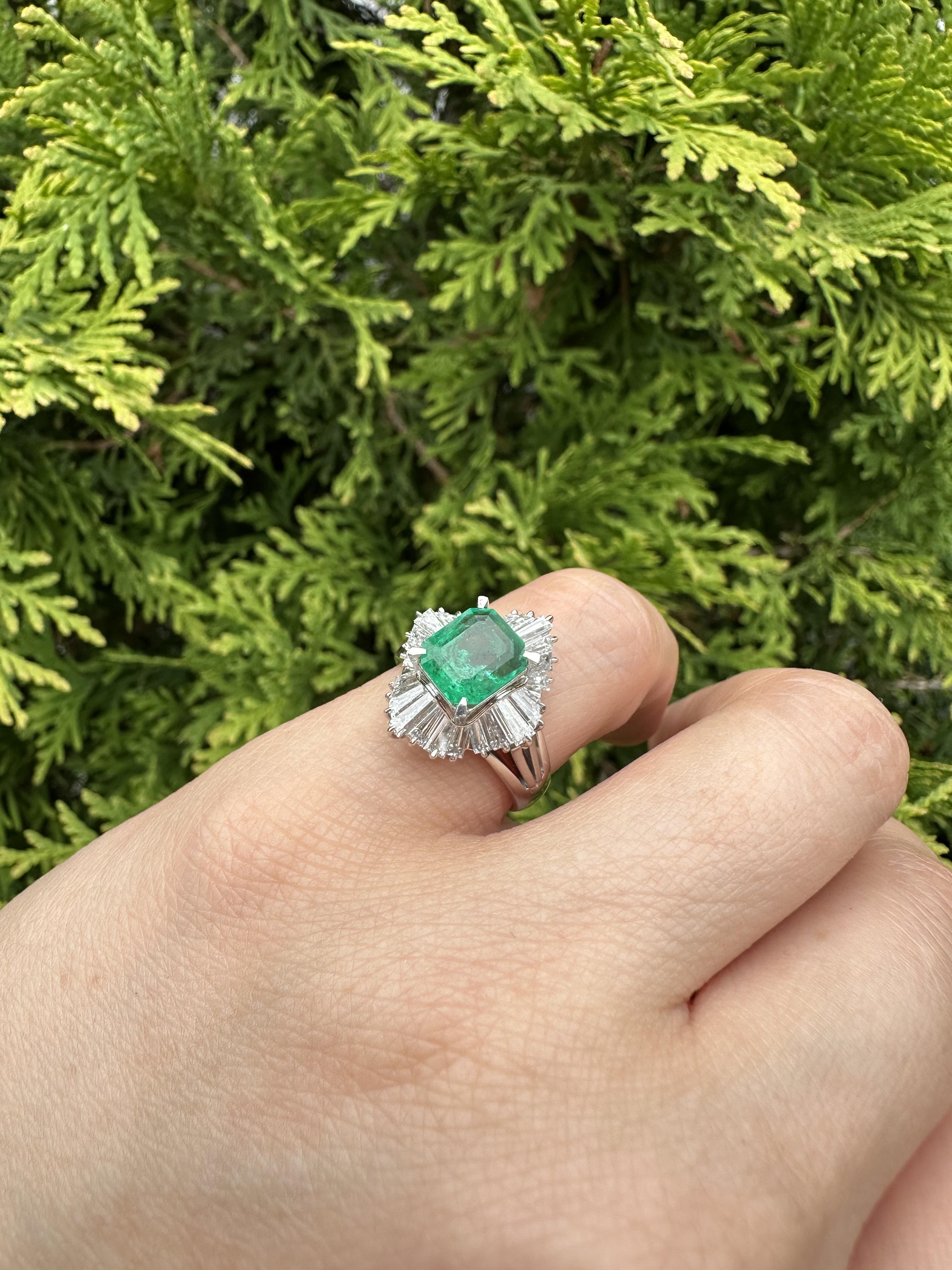 Solid Platinum GIA 3.55ctw Colombian Emerald w/ Diamond Ballerina Cocktail Ring For Sale 7