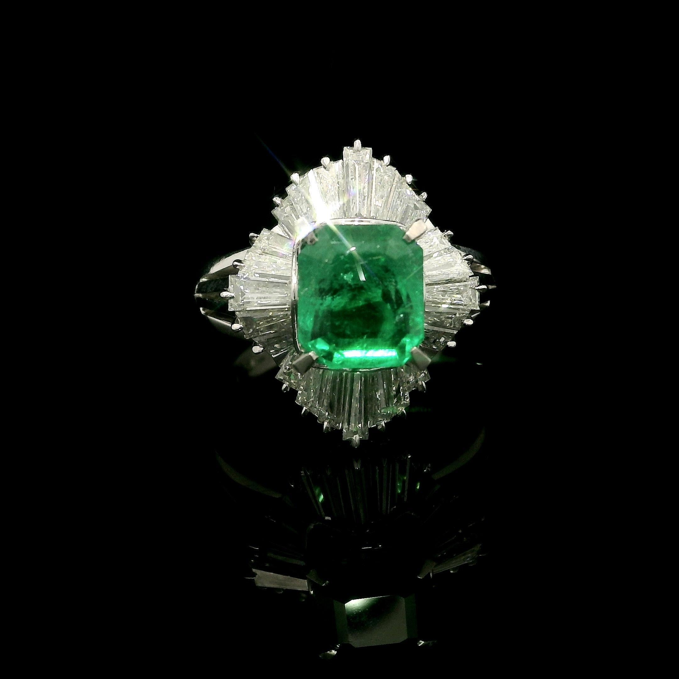 Solid Platinum GIA 3.55ctw Colombian Emerald w/ Diamond Ballerina Cocktail Ring In Excellent Condition For Sale In Montclair, NJ