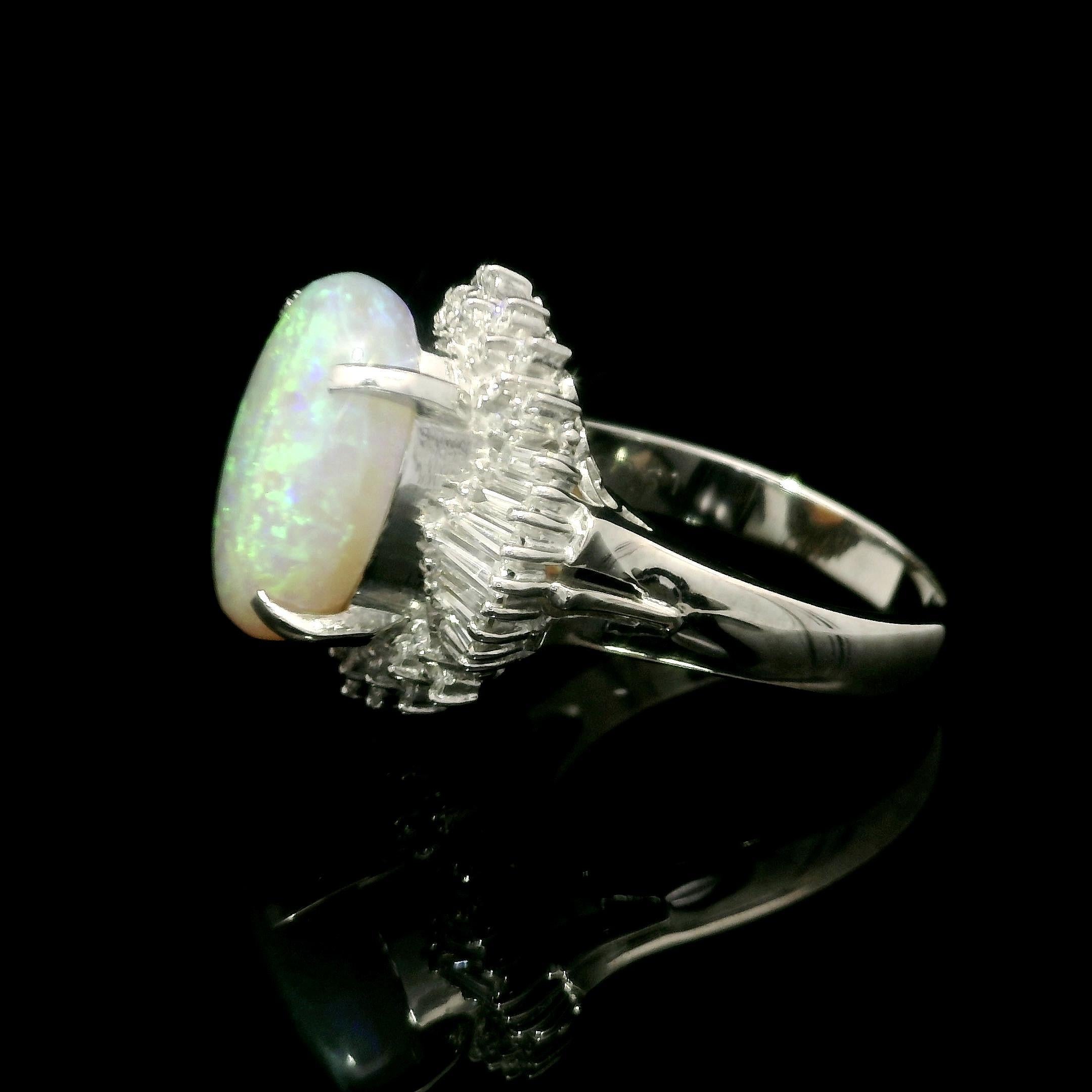 --Stein(e):--
(1) Natürlicher echter Opal - ovaler Cabochon-Schliff - Zackenfassung - weiße Farbe mit großem Farbenspiel - 13,8x10mm / 4,21ct (genau)
Zahlreiche natürliche echte Diamanten - Baguette & runder Brillantschliff - Zinkenfassung - feurig
