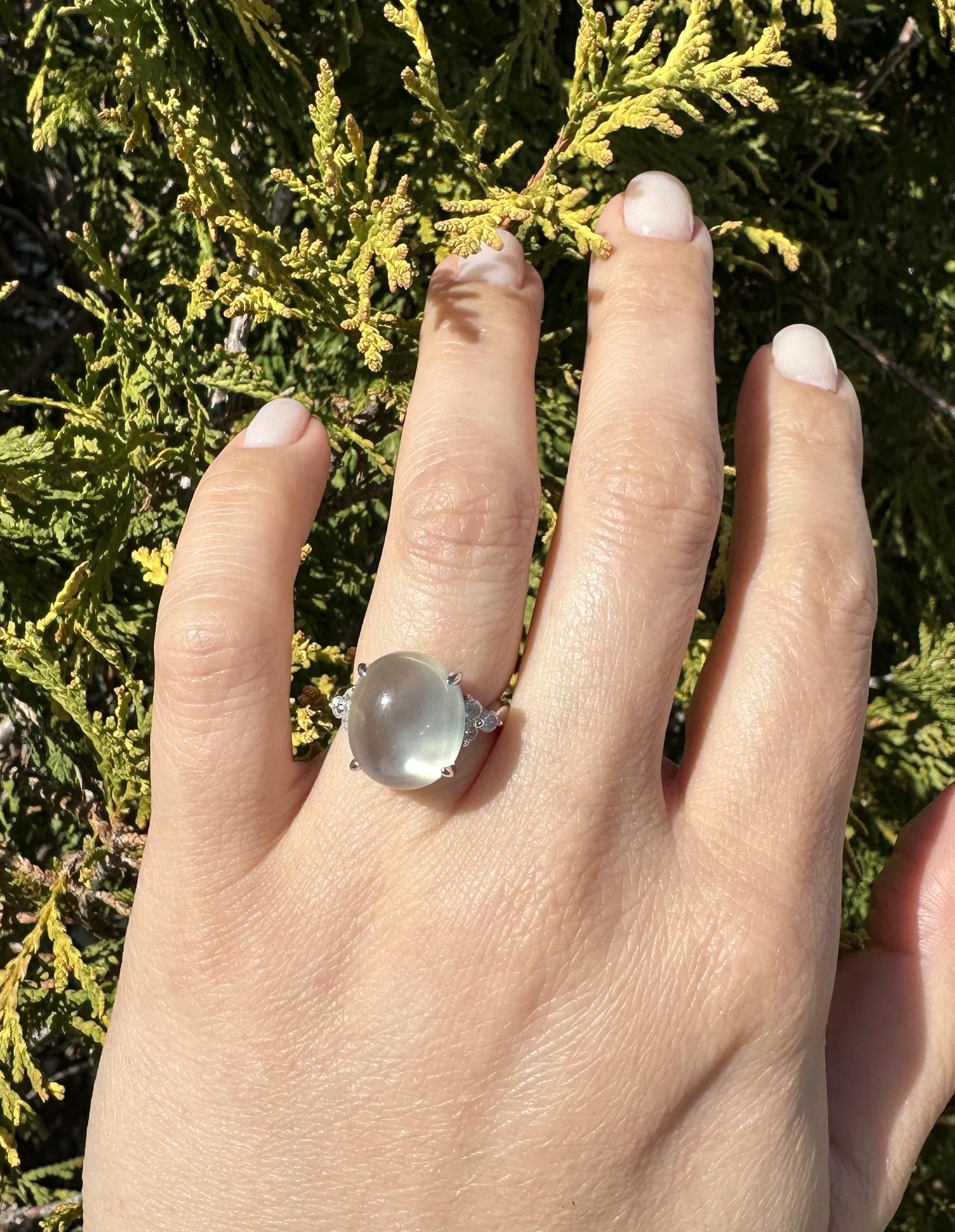 Bague en platine massif avec grande pierre de lune cabochon de 10,31 ctw avec diamants sur les côtés en vente 11