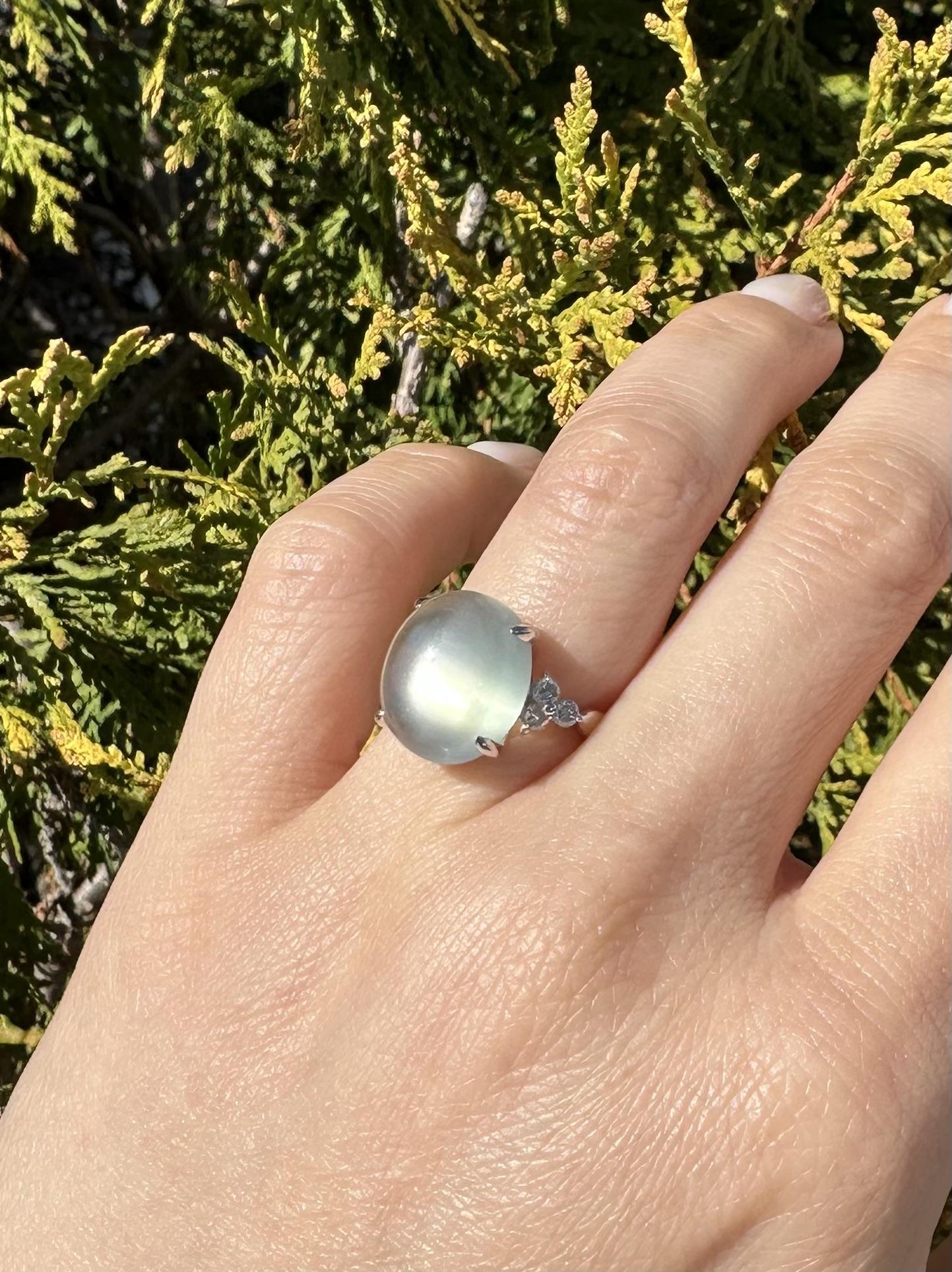 Bague en platine massif avec grande pierre de lune cabochon de 10,31 ctw avec diamants sur les côtés en vente 12