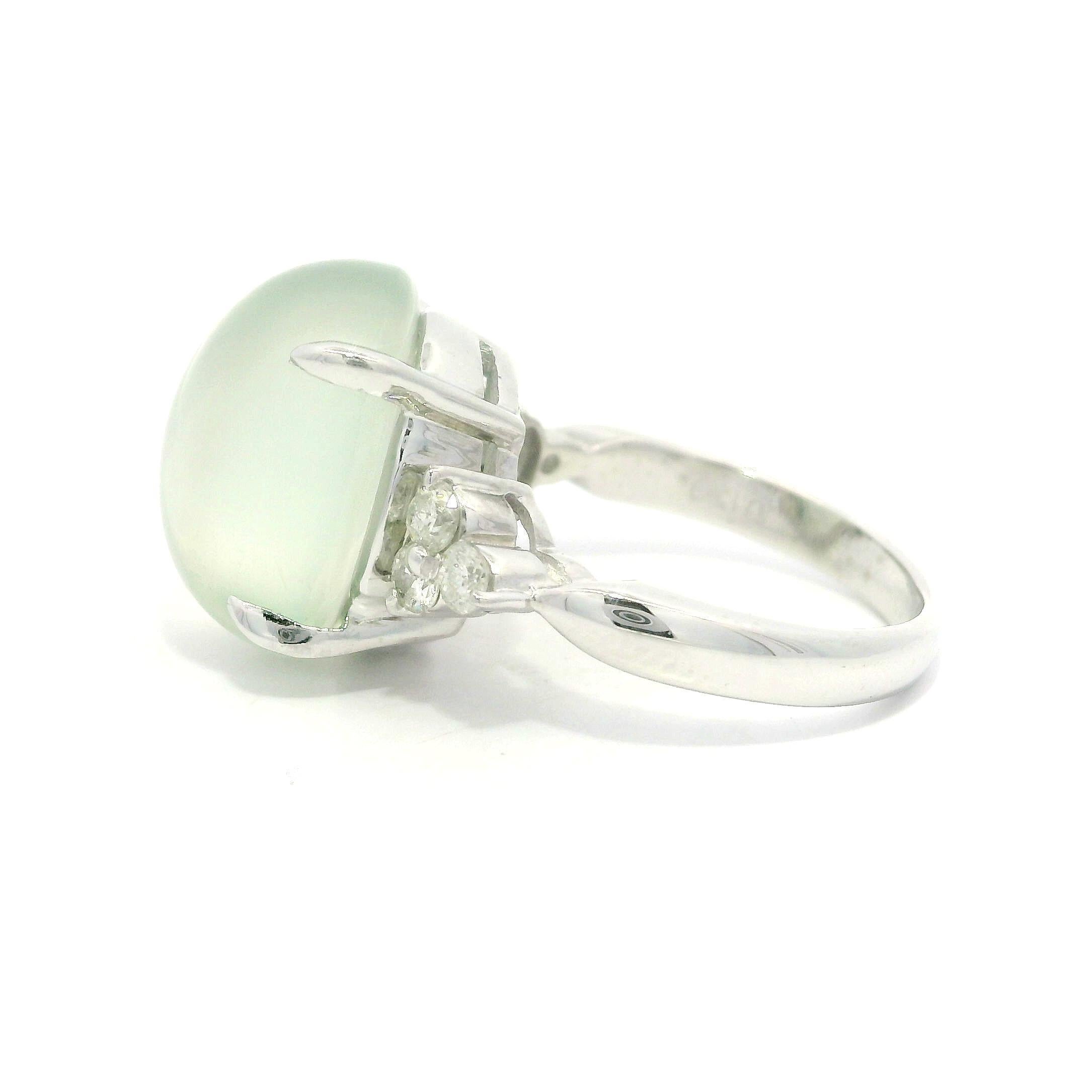 -Pierre(s)
(1) Pierre de Lune Naturelle Véritable - Grand Cabochon Ovale - Serti - Couleur Blanc Grisâtre - 14.3x12.1mm (approx.) - 10.1ct (exact)
(6) Diamants véritables naturels - taille ronde brillante - sertis - belle couleur blanc brillant -