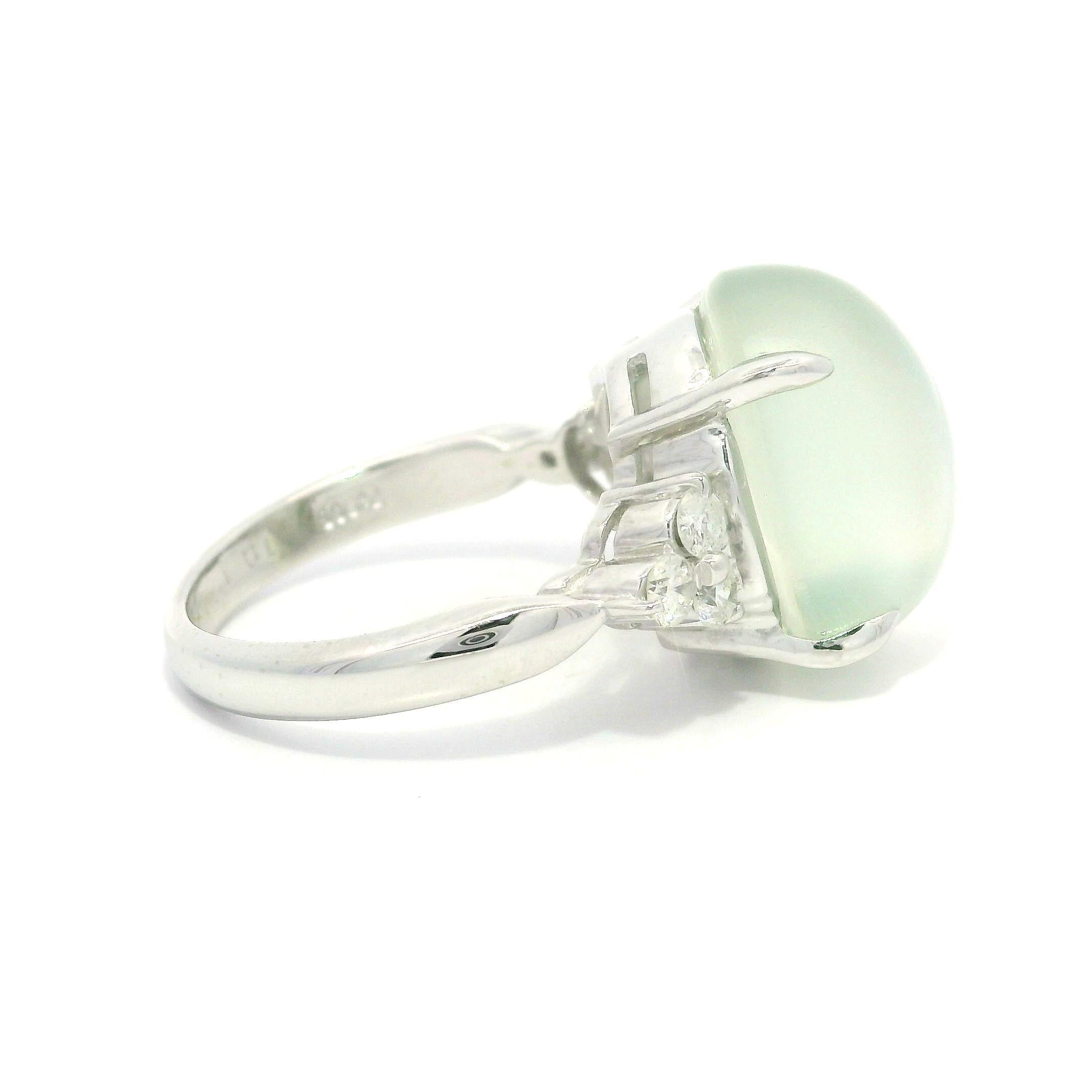Bague en platine massif avec grande pierre de lune cabochon de 10,31 ctw avec diamants sur les côtés Pour femmes en vente