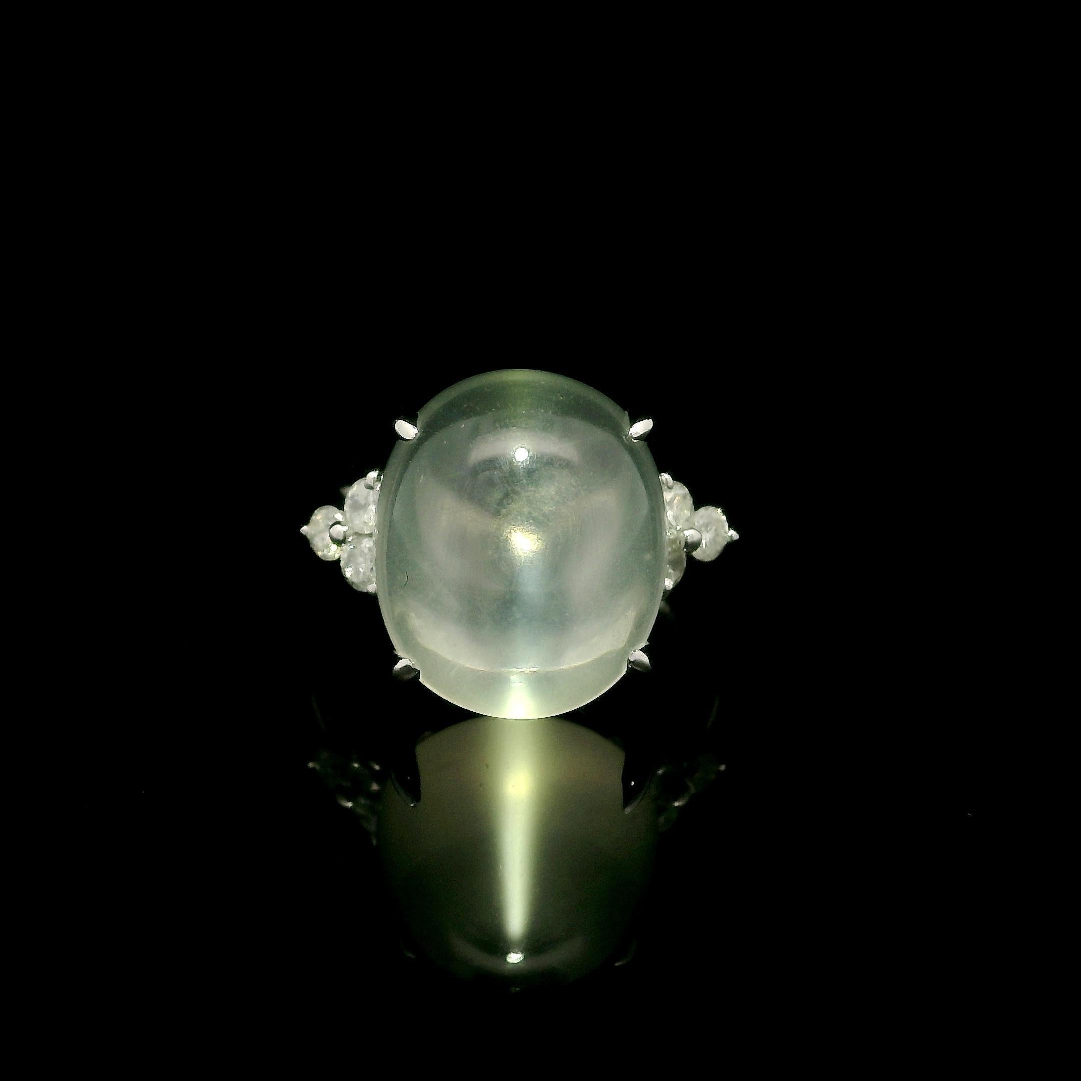 Bague en platine massif avec grande pierre de lune cabochon de 10,31 ctw avec diamants sur les côtés en vente 2