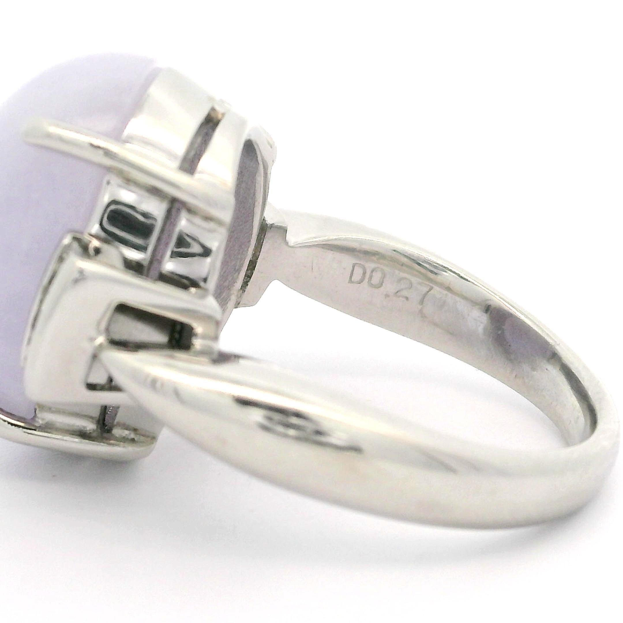 -Stein(e)-
(1) Natürliche echte Jade - Ovaler Cabochon-Schliff - Zackenfassung - Farbe Lavendel - 16.1x12.2mm (ca.) - 12.90ct (genau. gestempelt)
(6) Natürliche Echte Diamanten - Prinzessinnenschliff - Kanalfassung - Farbe G/H - Reinheit VS2-SI2 -