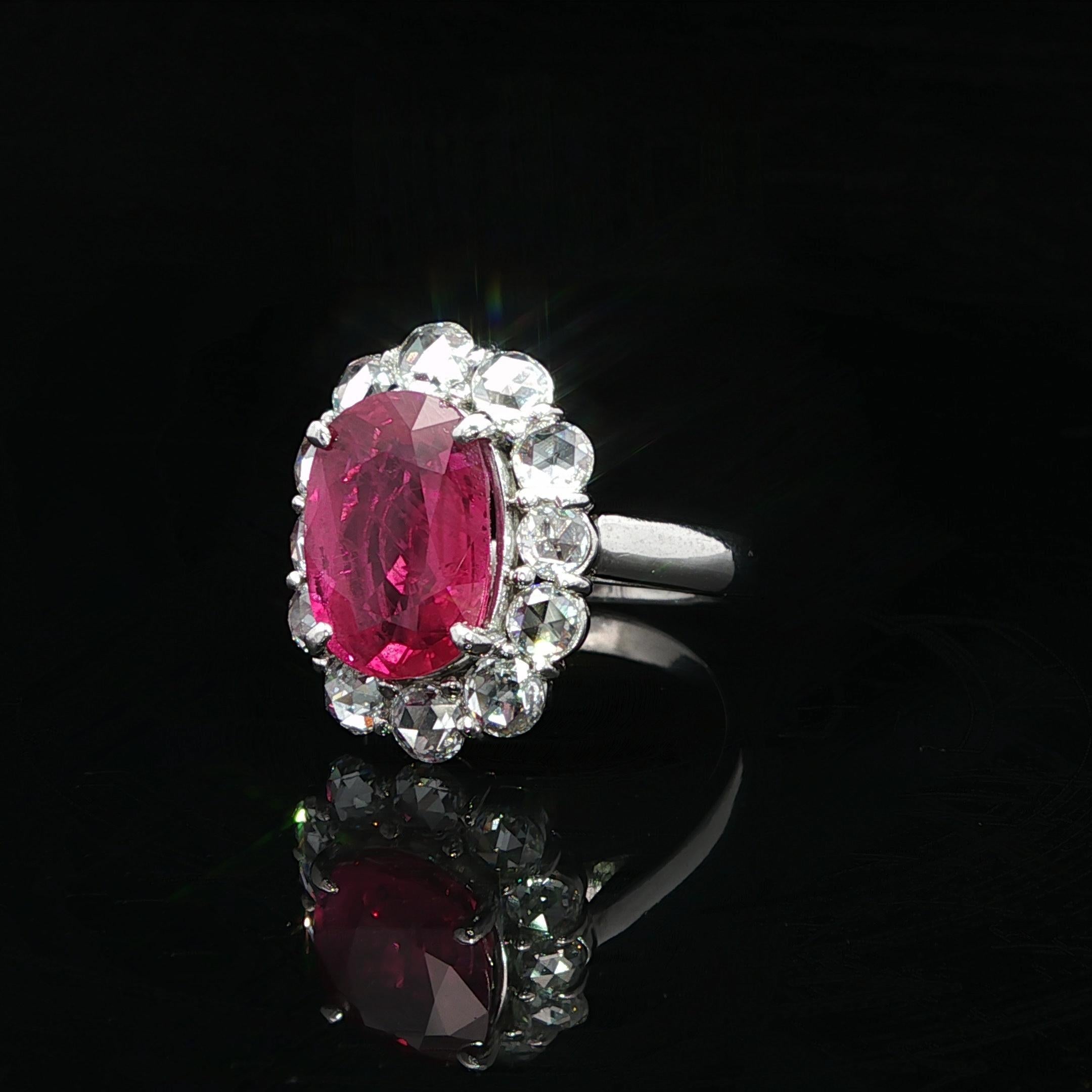 Anello in platino massiccio con rubino ovale GIA da 6,37 carati e diamante aureola taglio rosa in vendita 5