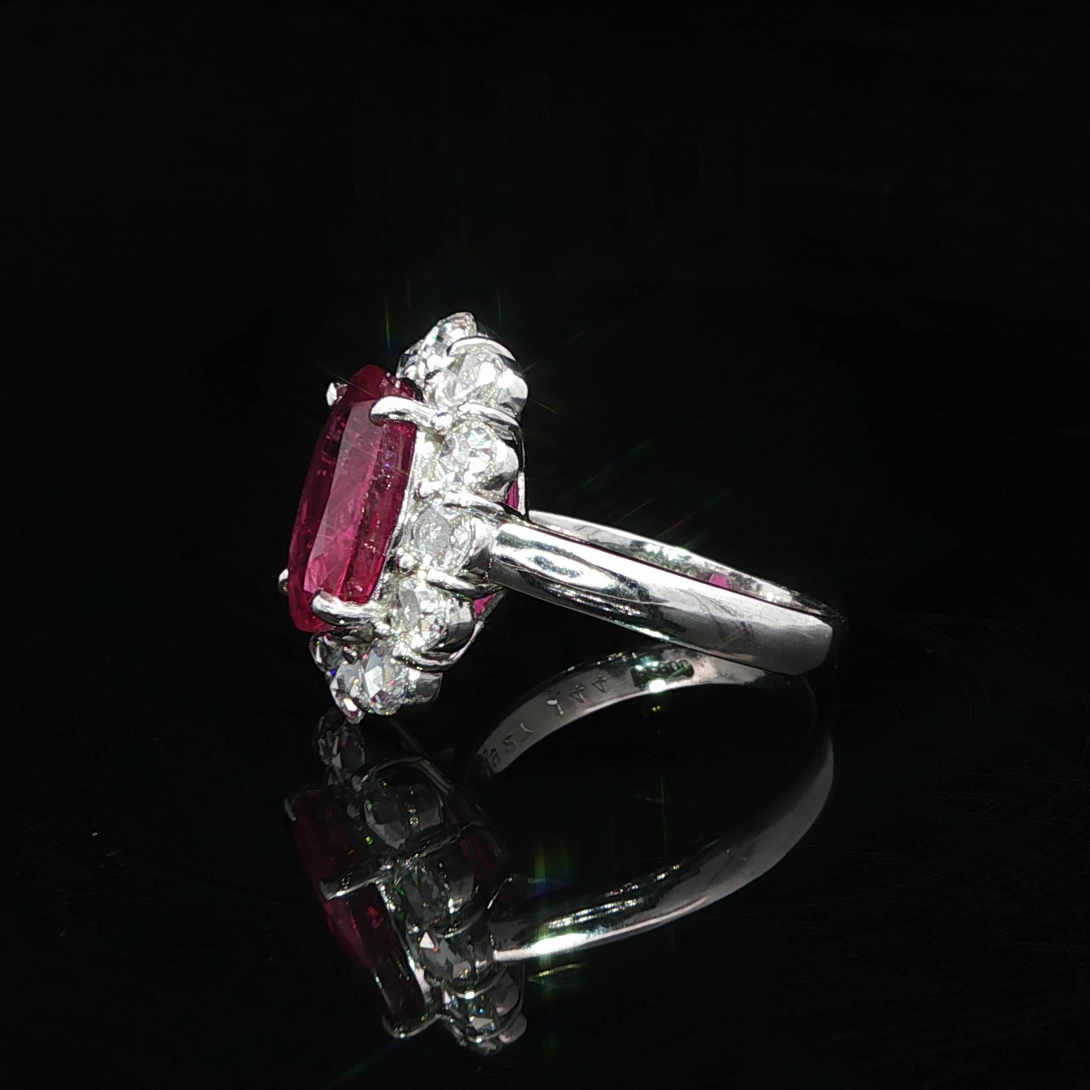 Anello in platino massiccio con rubino ovale GIA da 6,37 carati e diamante aureola taglio rosa in vendita 6