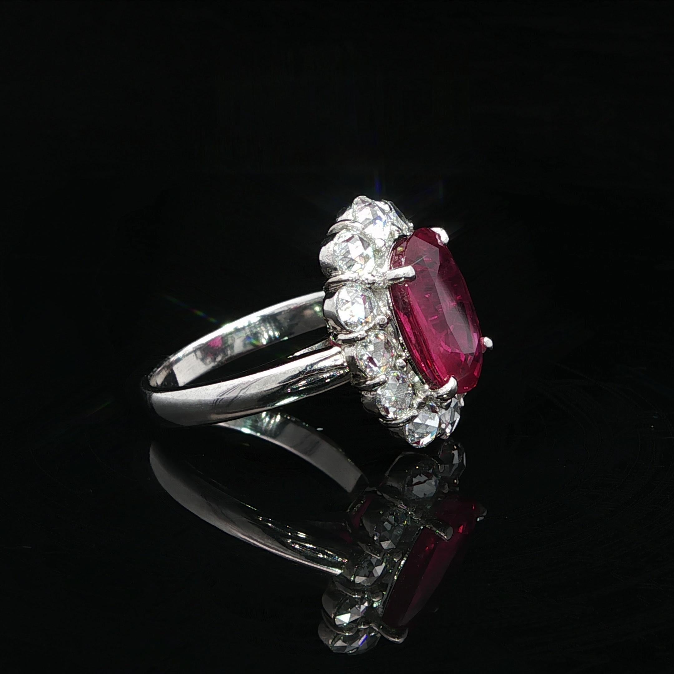 Anello in platino massiccio con rubino ovale GIA da 6,37 carati e diamante aureola taglio rosa in vendita 7