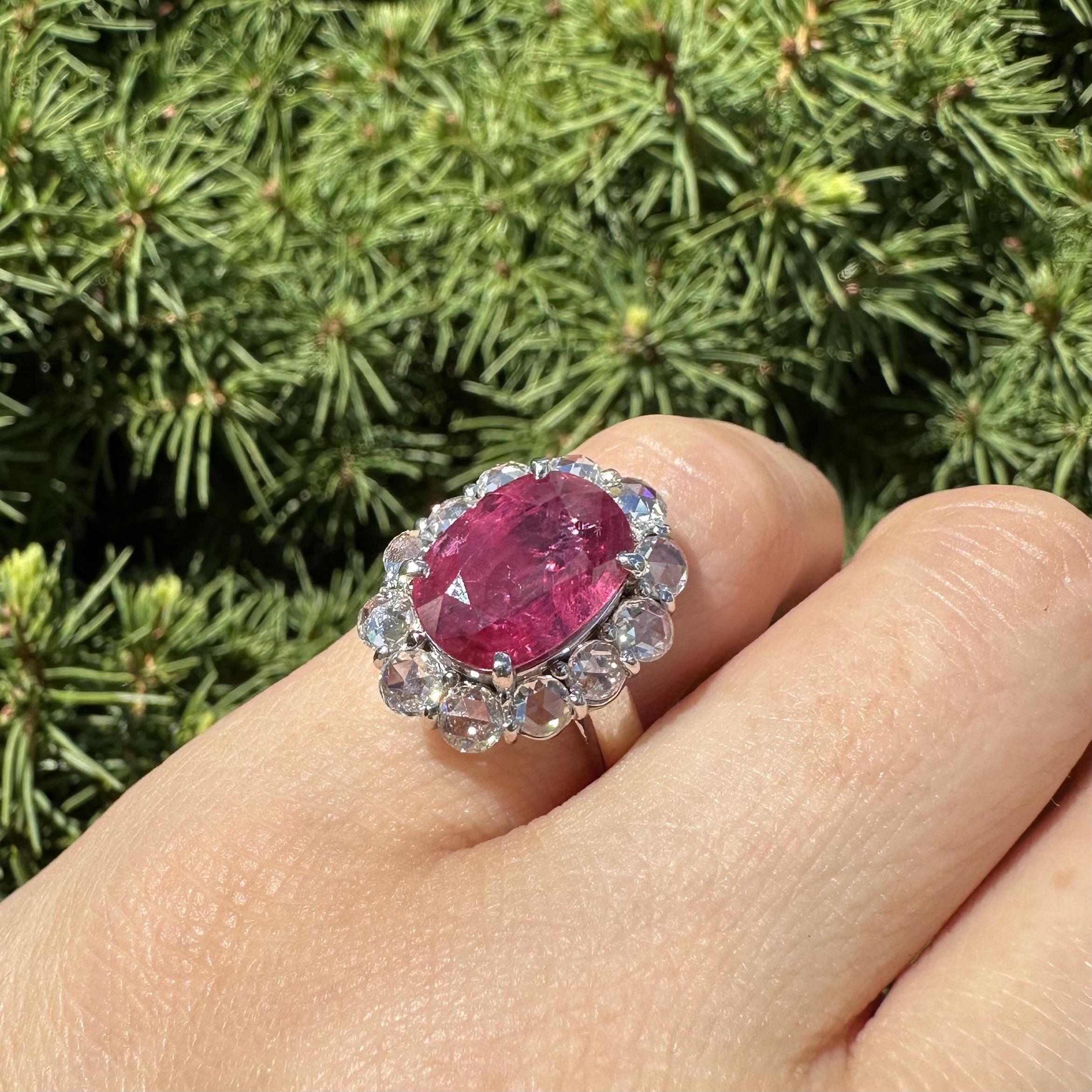 Anello in platino massiccio con rubino ovale GIA da 6,37 carati e diamante aureola taglio rosa in vendita 9