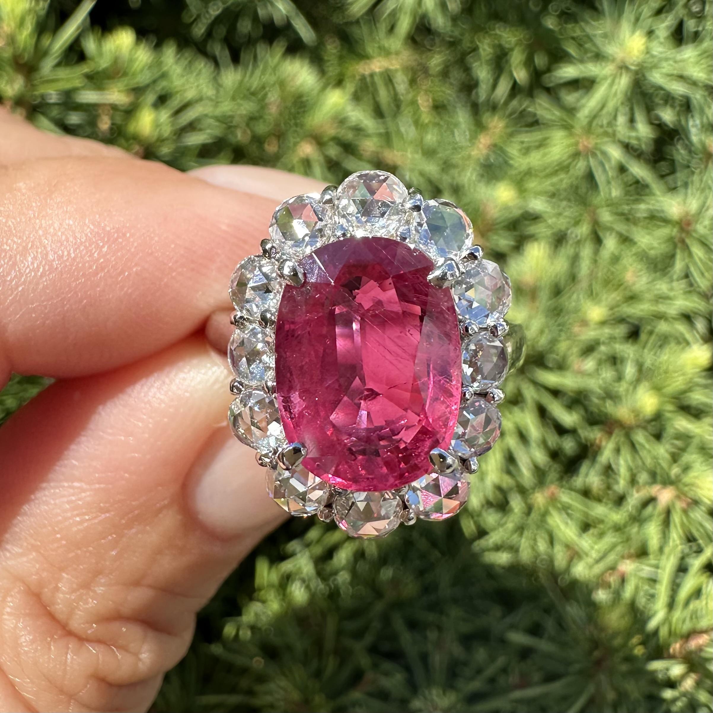 Anello in platino massiccio con rubino ovale GIA da 6,37 carati e diamante aureola taglio rosa in vendita 10