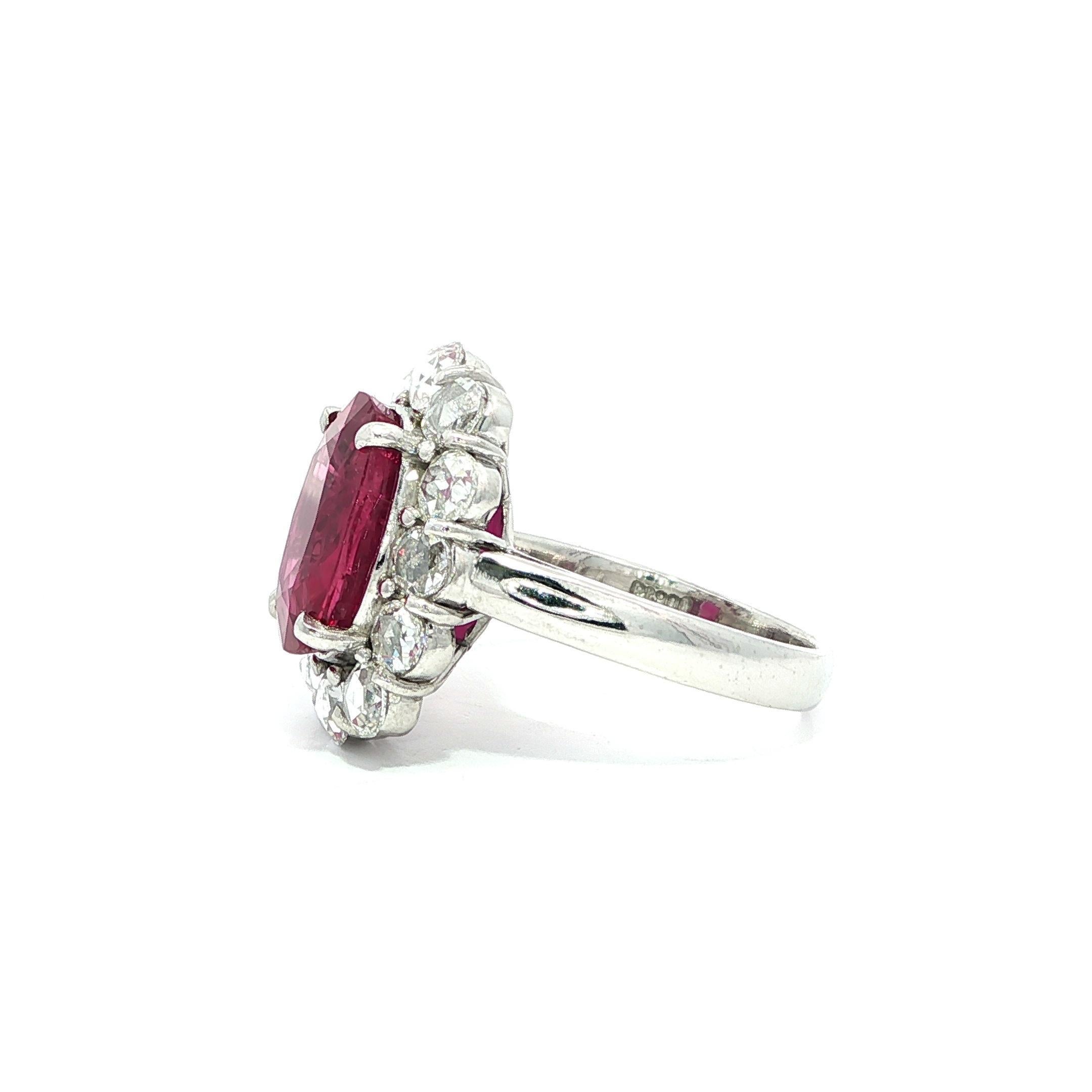 Taglio brillante Anello in platino massiccio con rubino ovale GIA da 6,37 carati e diamante aureola taglio rosa in vendita
