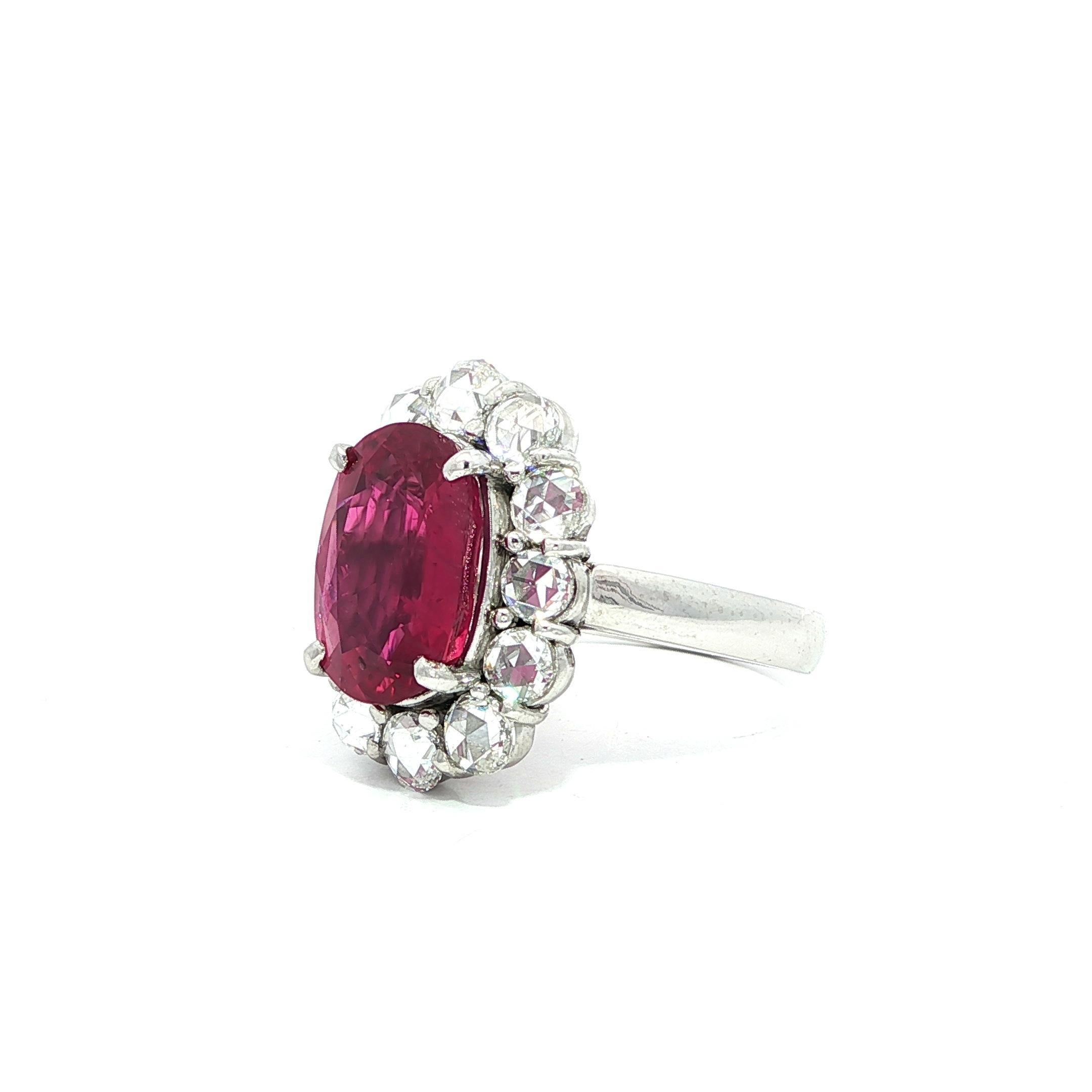 Anello in platino massiccio con rubino ovale GIA da 6,37 carati e diamante aureola taglio rosa In condizioni ottime in vendita a Montclair, NJ