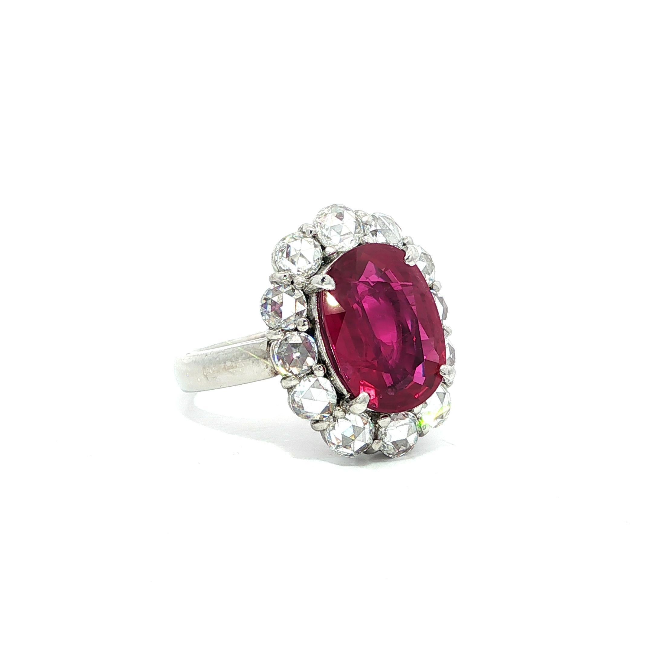 Anello in platino massiccio con rubino ovale GIA da 6,37 carati e diamante aureola taglio rosa in vendita 1