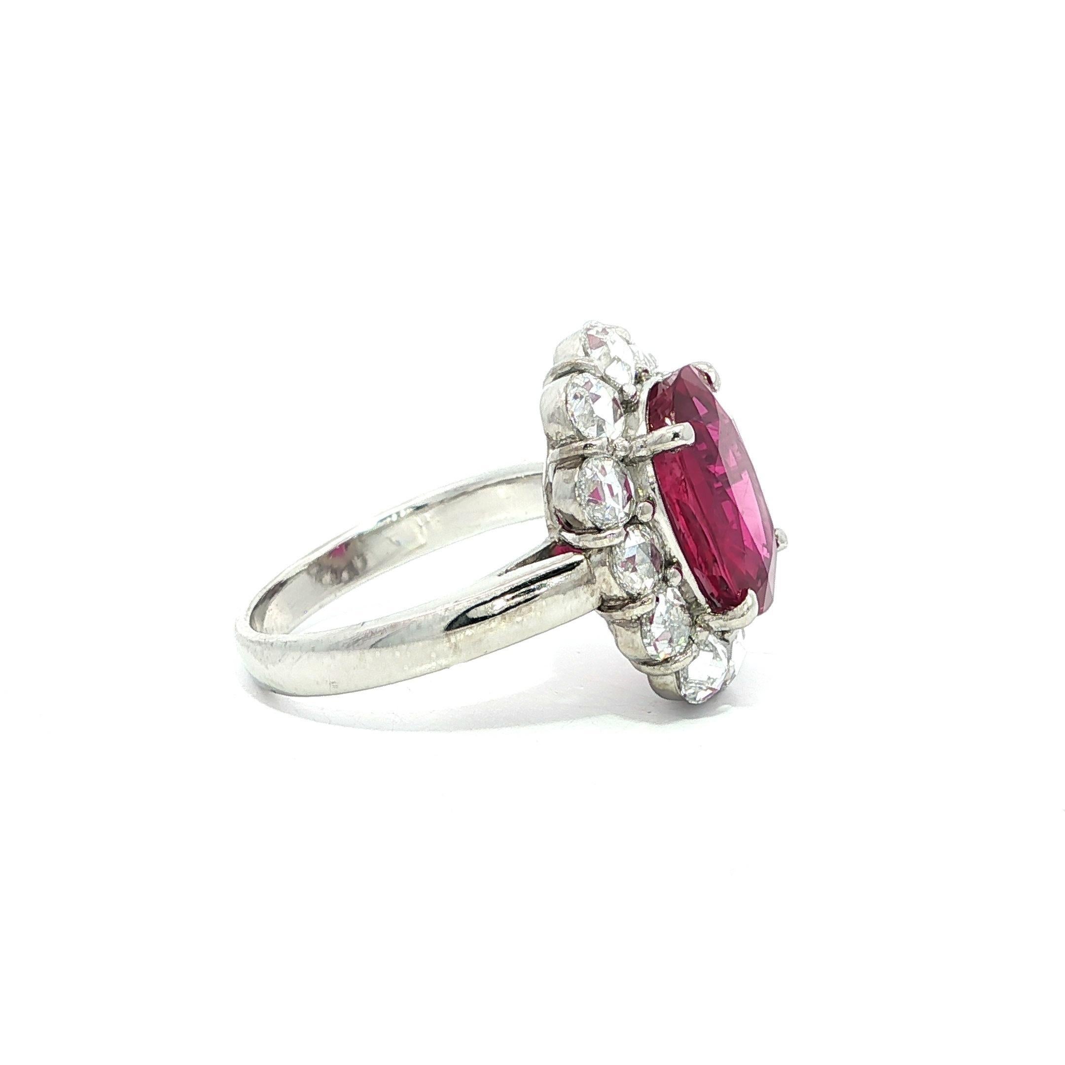 Anello in platino massiccio con rubino ovale GIA da 6,37 carati e diamante aureola taglio rosa in vendita 2