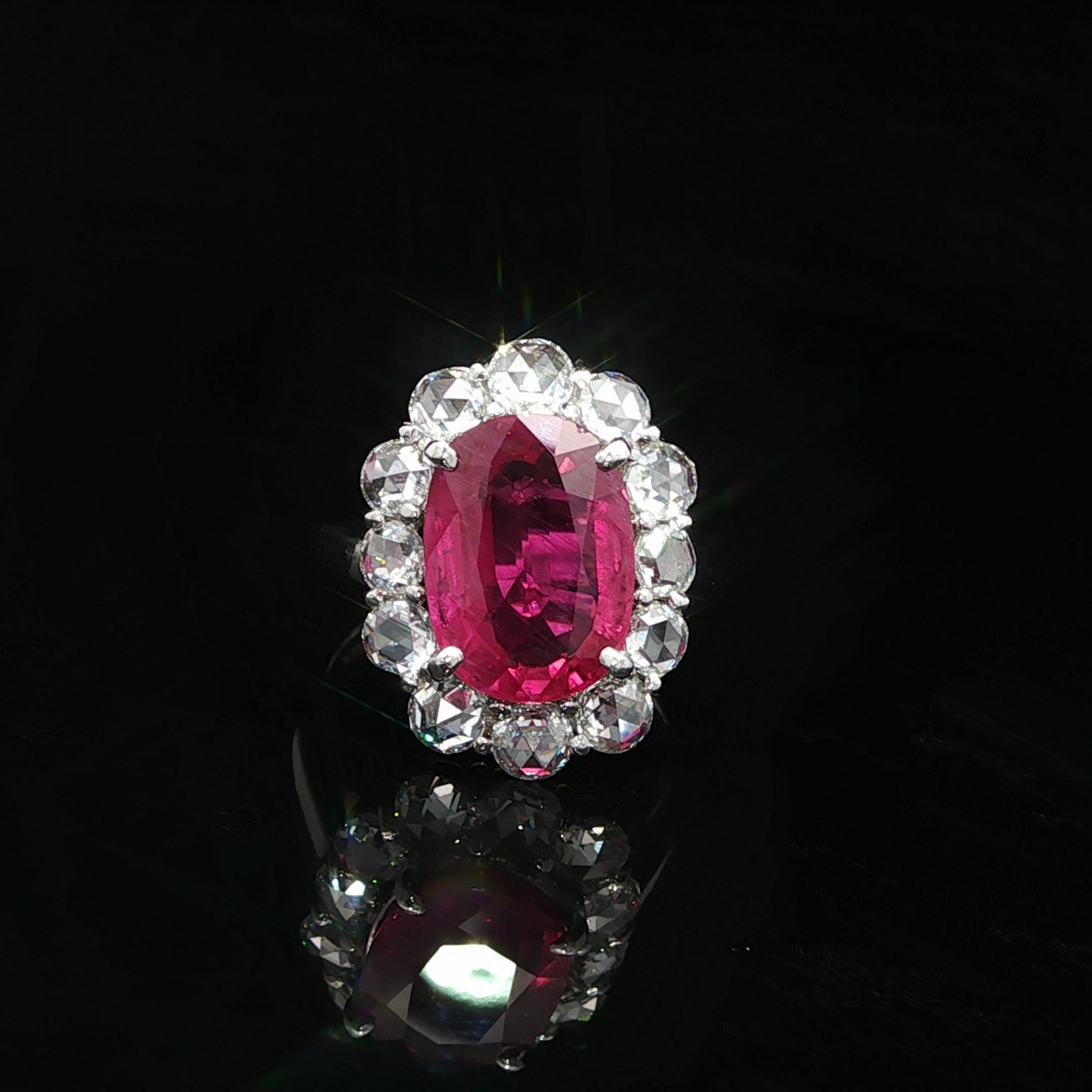 Anello in platino massiccio con rubino ovale GIA da 6,37 carati e diamante aureola taglio rosa in vendita 3