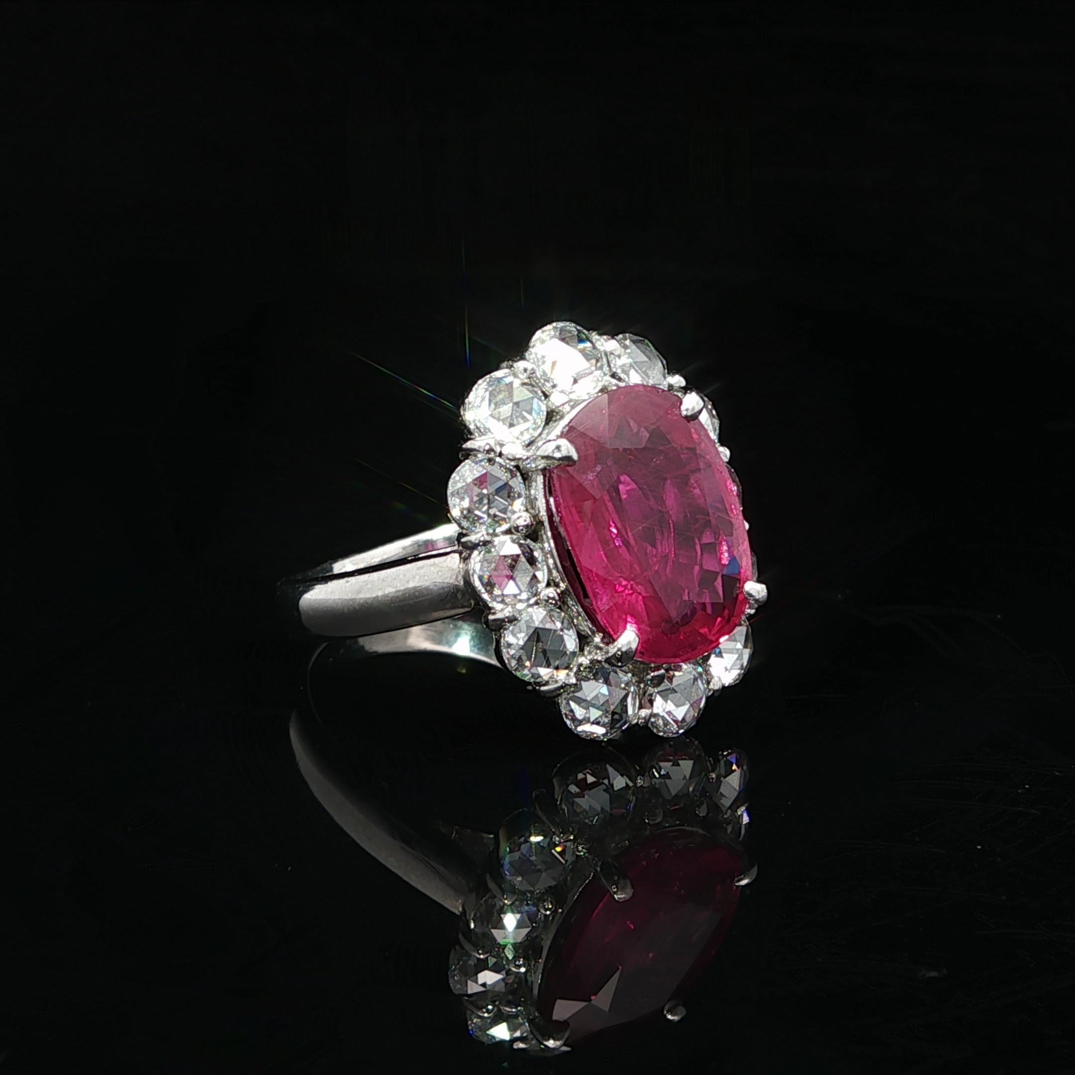 Anello in platino massiccio con rubino ovale GIA da 6,37 carati e diamante aureola taglio rosa in vendita 4