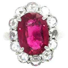 Anello in platino massiccio con rubino ovale GIA da 6,37 carati e diamante aureola taglio rosa