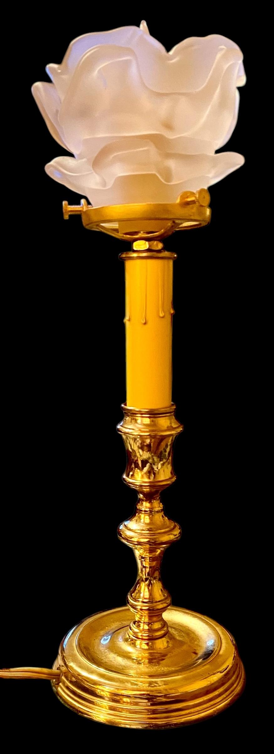 Lámpara candelabro de latón macizo pulido Pantalla de pétalos de cristal esmerilado en venta 2