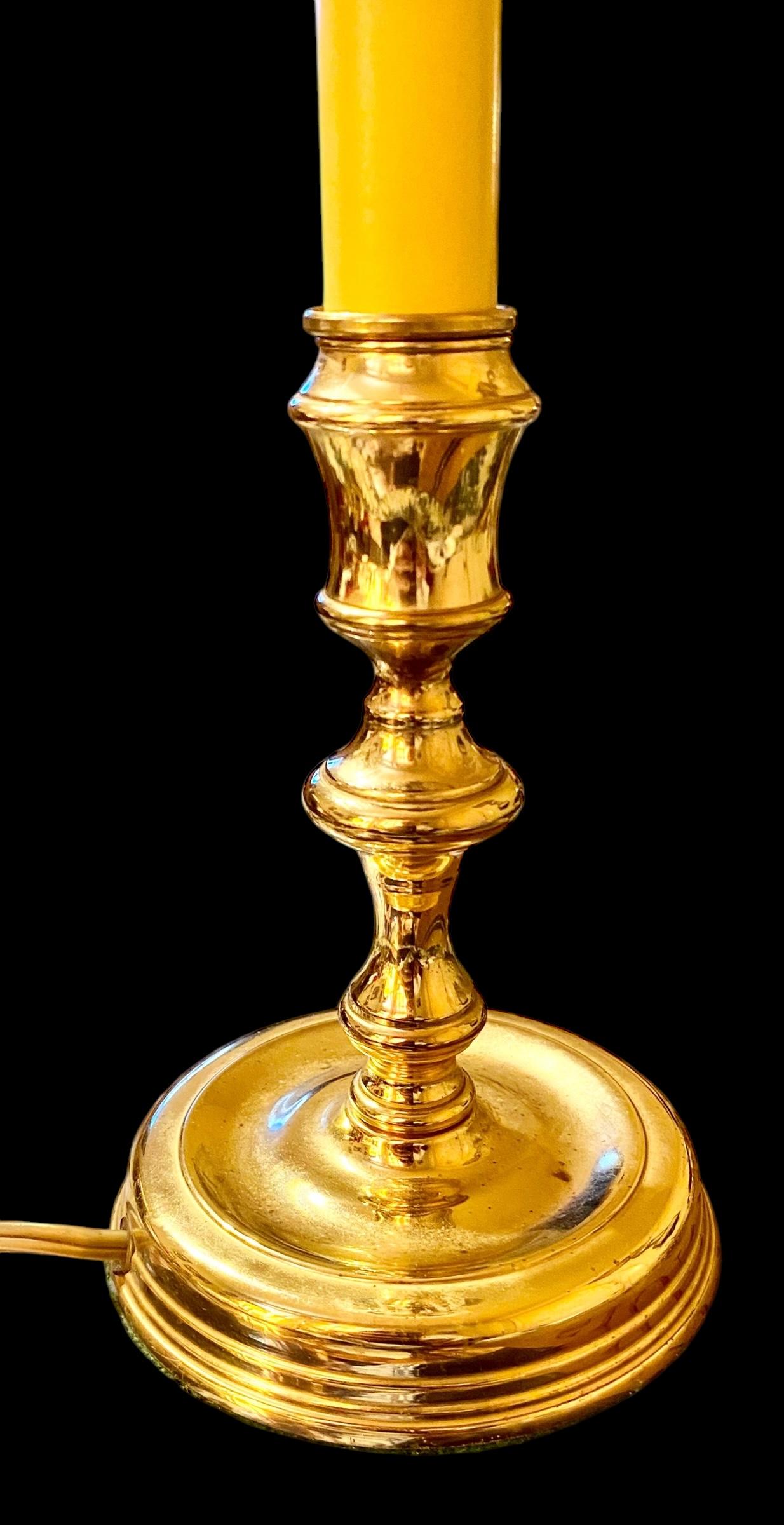 Una lámpara de acento tipo candelabro de latón macizo pulido de calidad, con una pantalla de pétalos de cristal esmerilado hecha a mano y una funda dorada para el goteo de la vela. Interruptor en línea y cable largo. 
Un complemento encantador para