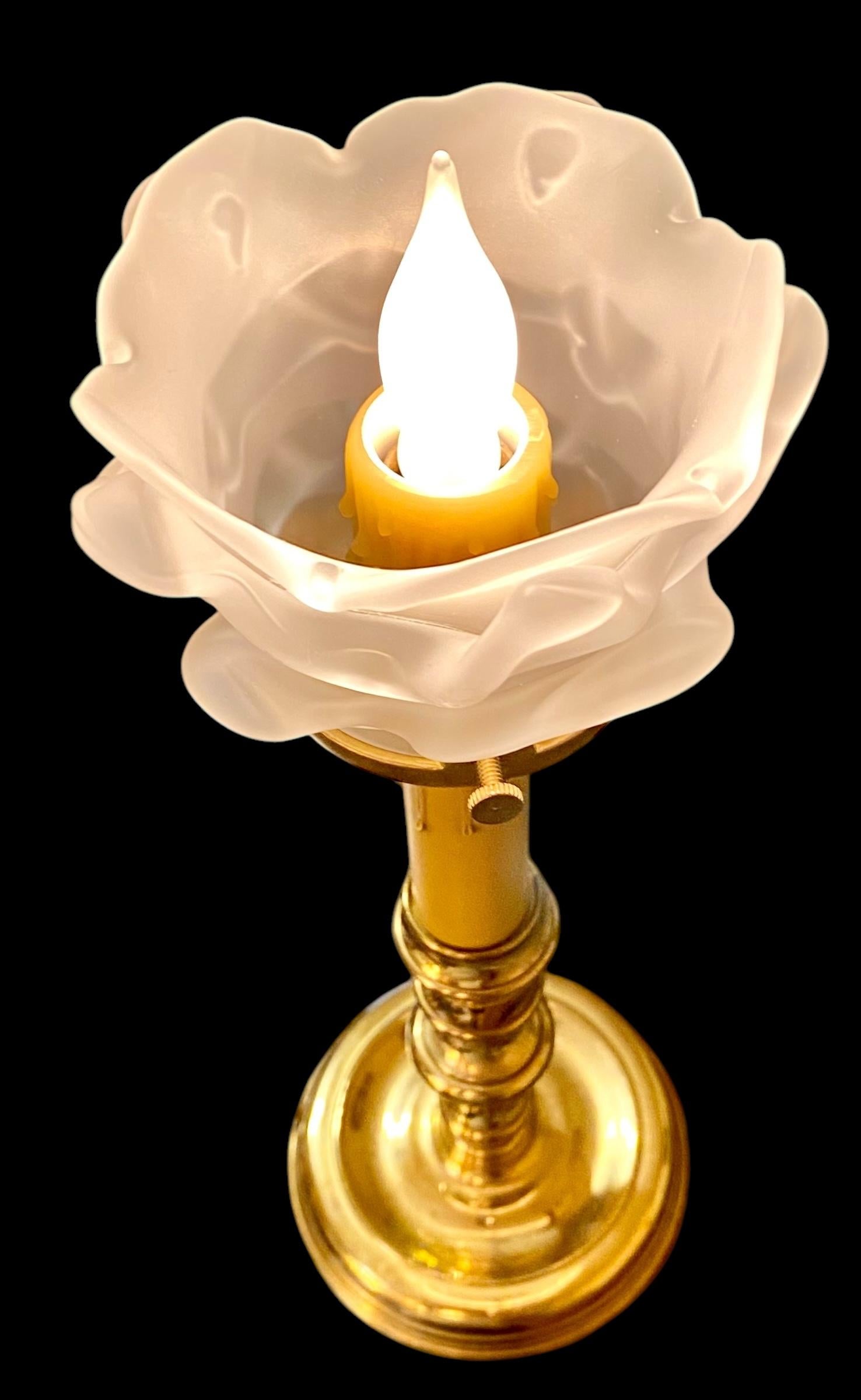 Lámpara candelabro de latón macizo pulido Pantalla de pétalos de cristal esmerilado en Bueno estado para la venta en New Orleans, LA