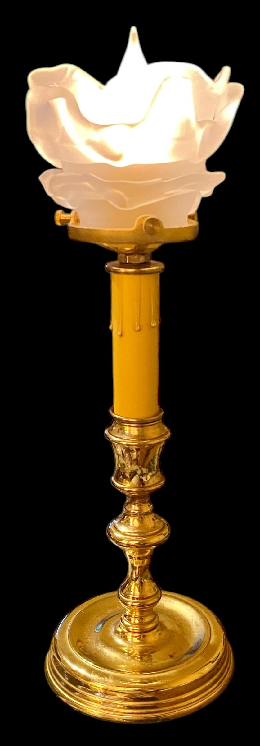 Lámpara candelabro de latón macizo pulido Pantalla de pétalos de cristal esmerilado finales del siglo XX en venta