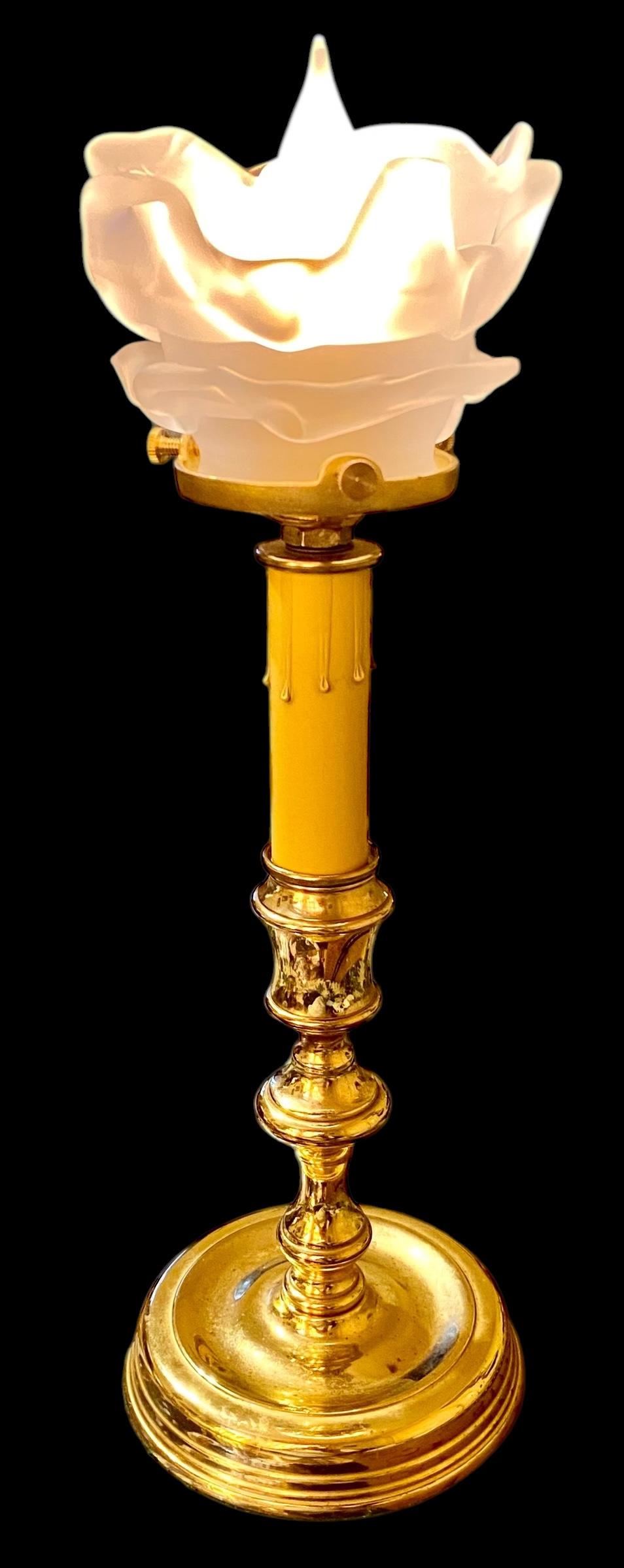 Lámpara candelabro de latón macizo pulido Pantalla de pétalos de cristal esmerilado Latón en venta