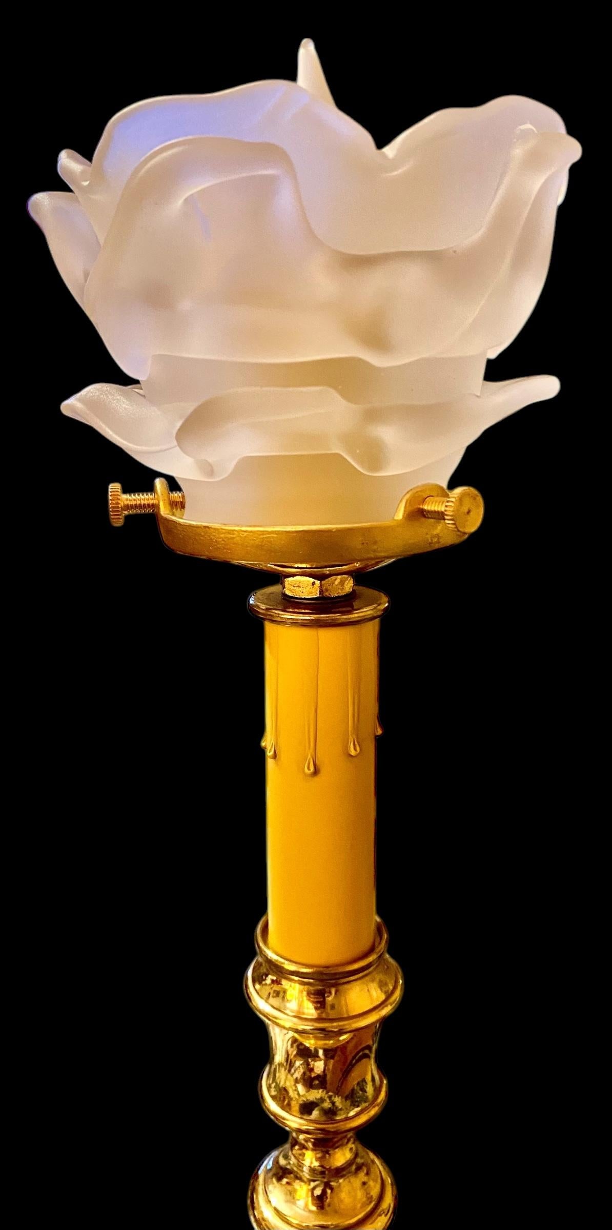 Lámpara candelabro de latón macizo pulido Pantalla de pétalos de cristal esmerilado en venta 1