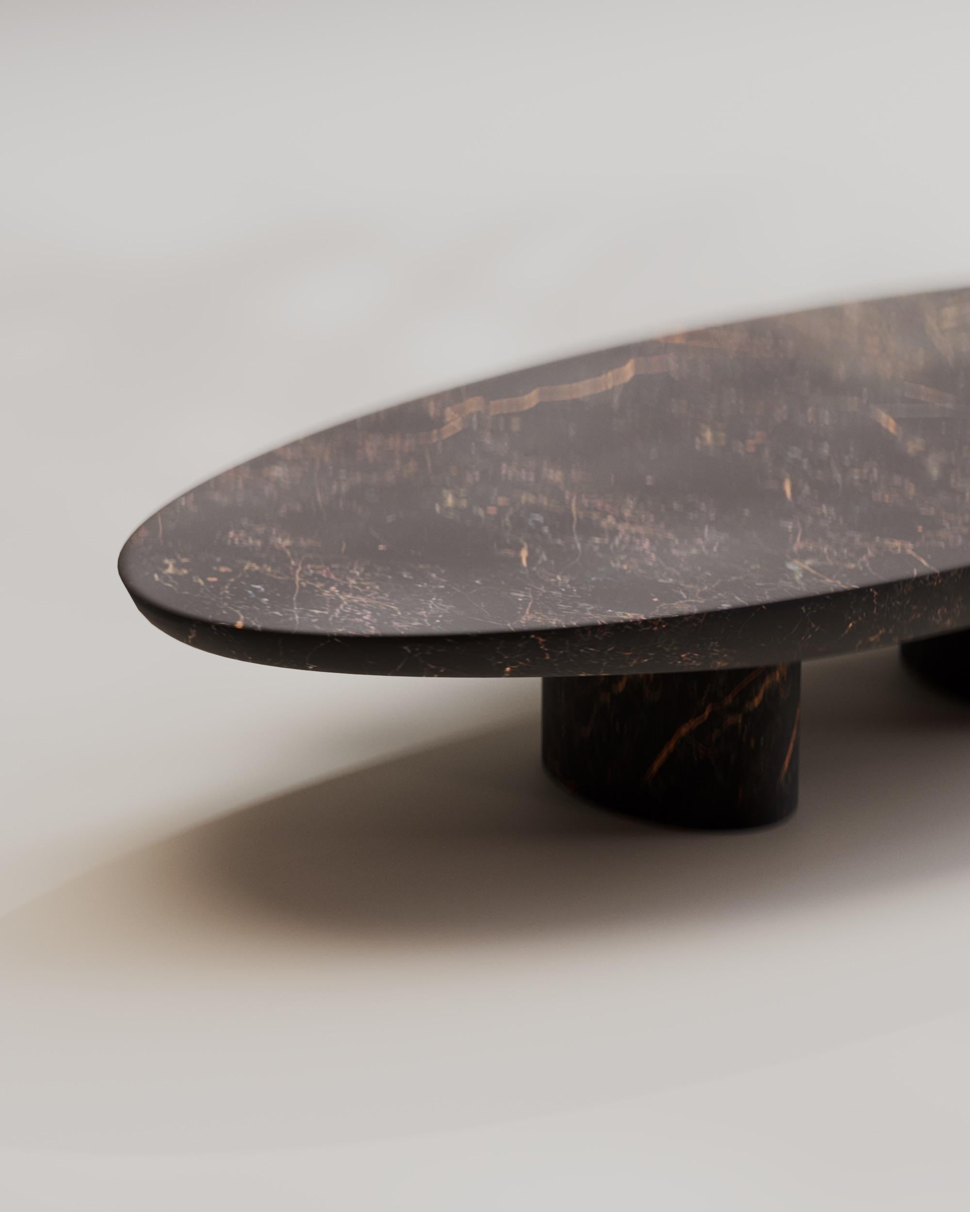 Fait main Table basse ovale en bois massif Port Saint Laurent Abraccio 140 par Studio Narra en vente