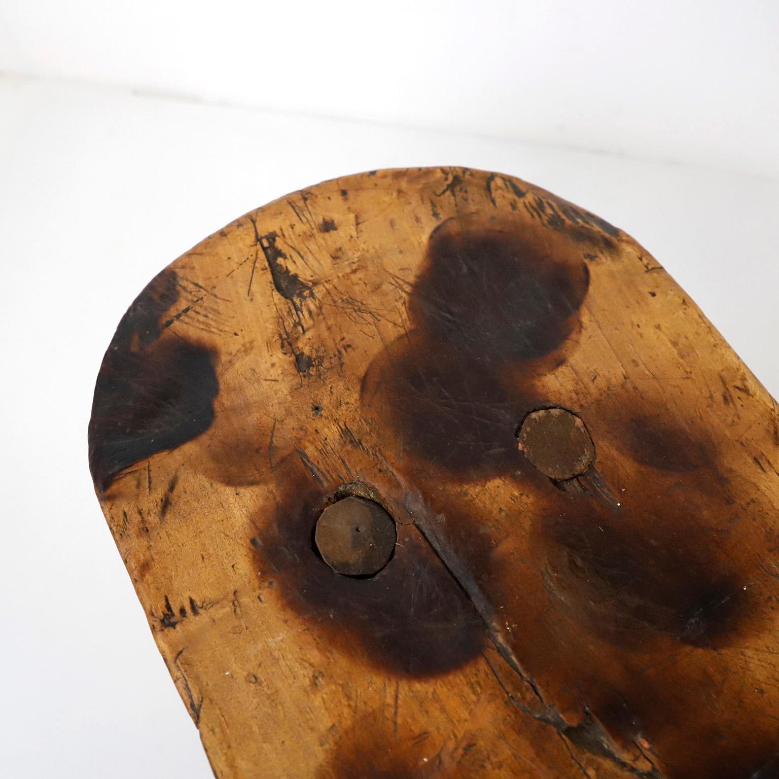 Nous vous proposons ce tabouret en bois dur de Mesquite, vers 1930. Fabriqué au Mexique, sculpté à la main à l'aide d'une machette et d'un ciseau. Entièrement restauré. Marques claires montrant l'âge et l'usage intensif, prêt à être utilisé comme