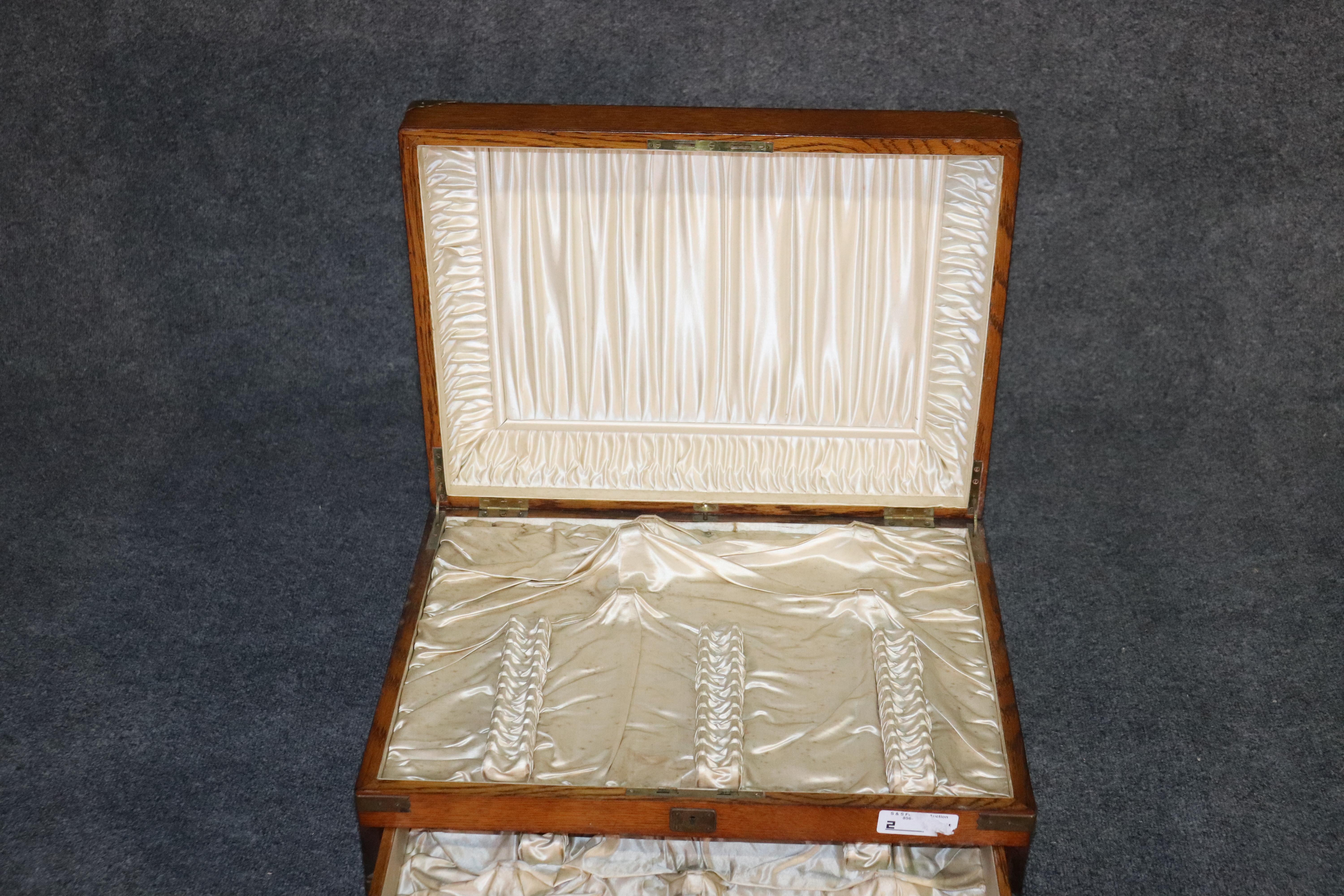 Solid Quarter Sawn Oak Campaign Style Silverware Box, circa 1900 In Good Condition In Swedesboro, NJ