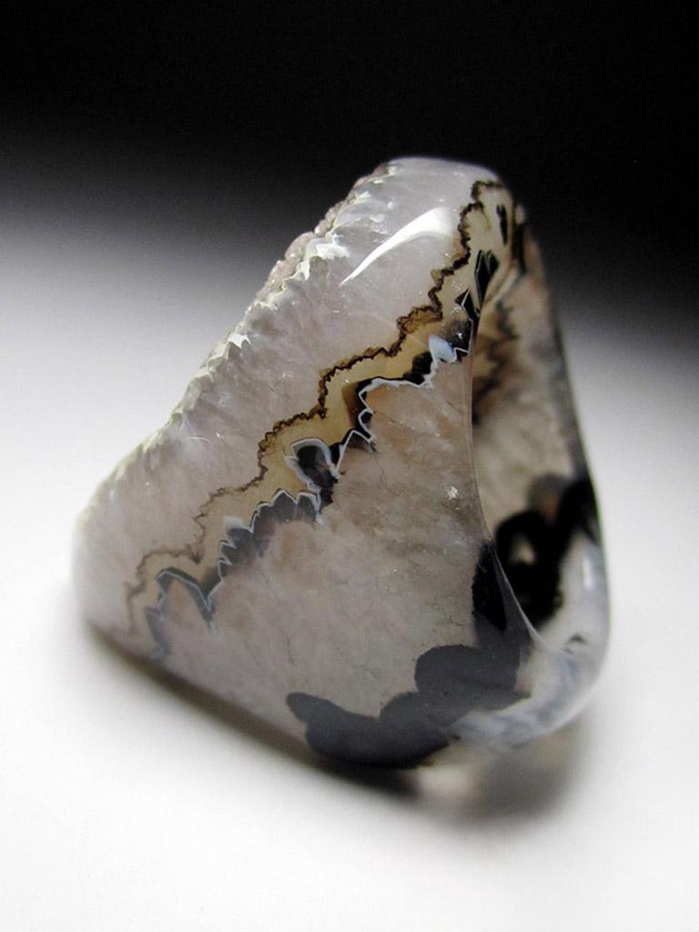 Anillo grande de Cuarzo Macizo natural con cristales de Cristal de Roca
origen del cristal de roca - Brasil
medidas de la piedra - 1,18 х 1,5 in / 30 х 38 mm
talla del anillo - 9 US
peso del anillo - 30 gramos


Enviamos nuestras joyas a todo el