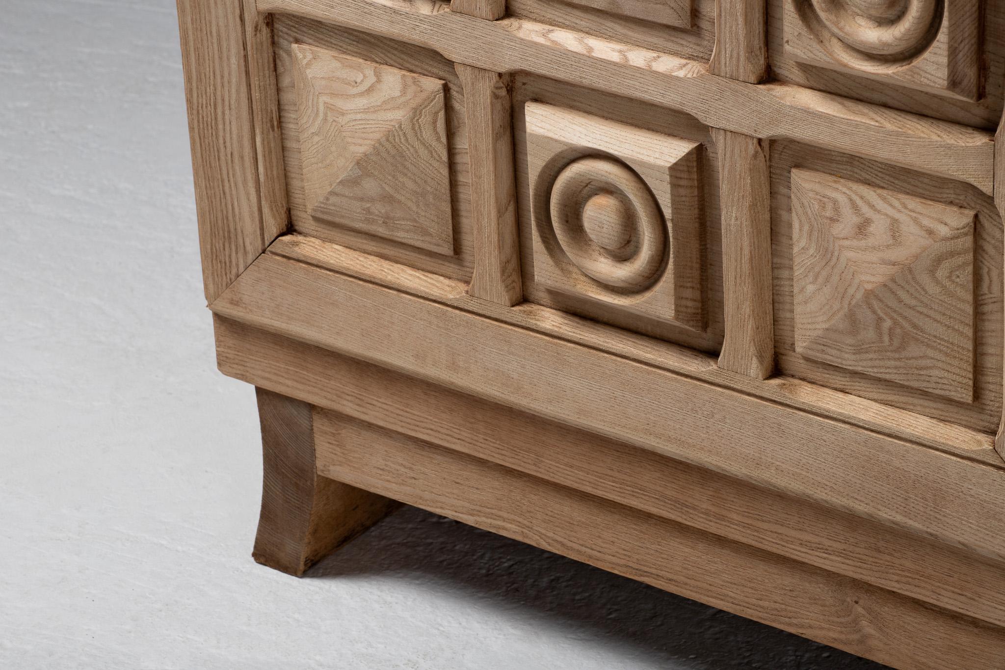 Credenza in Oak massiccio, Francia, anni '50
Nella tradizione scultorea del modernismo vernacolare basco

Uno studio sulla geometria sacra e sulla monumentalità rurale, questa credenza francese degli anni '50 si ispira alle tradizioni espressive