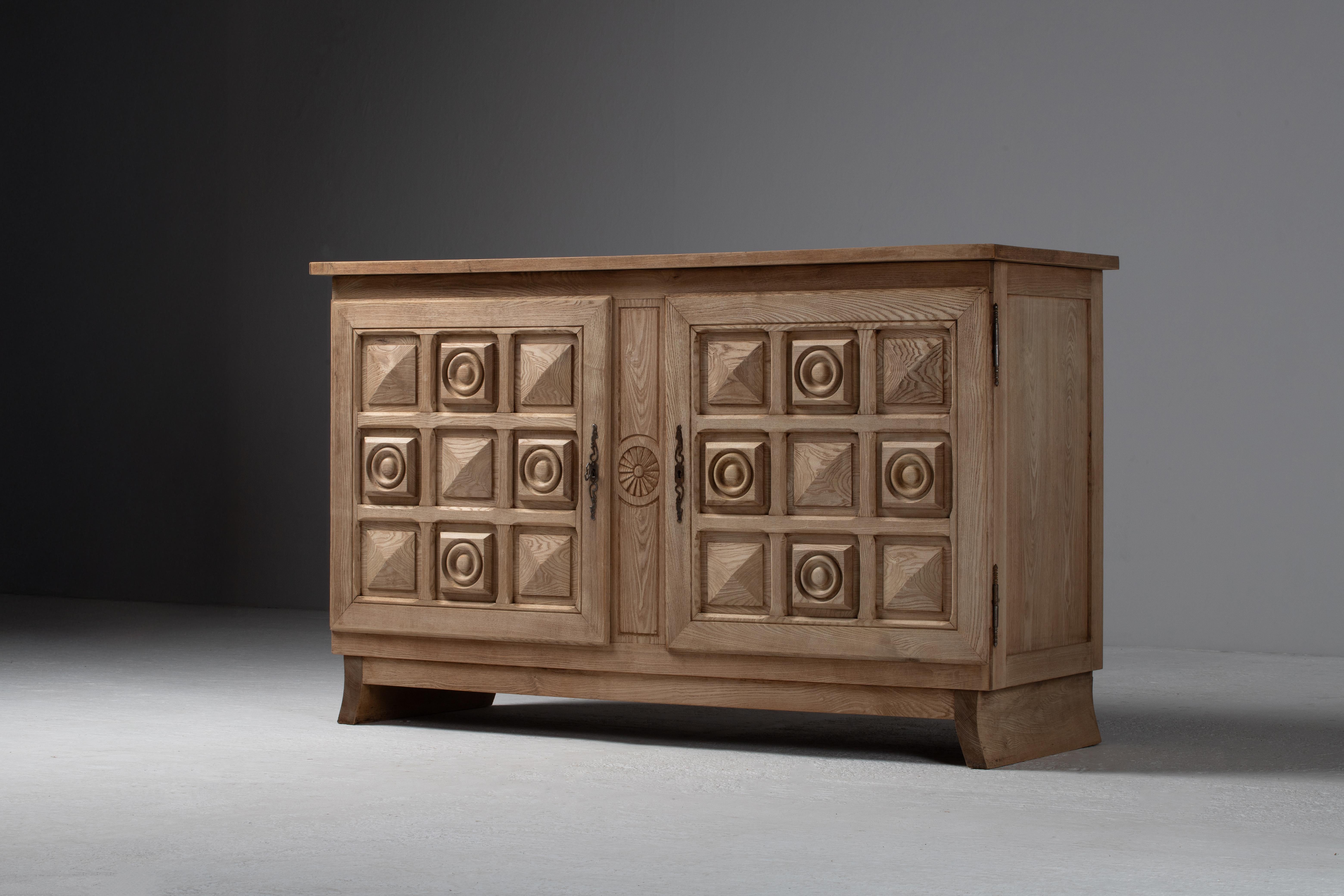Quercia Credenza in rovere massiccio grezzo, Francia, anni '50 in vendita