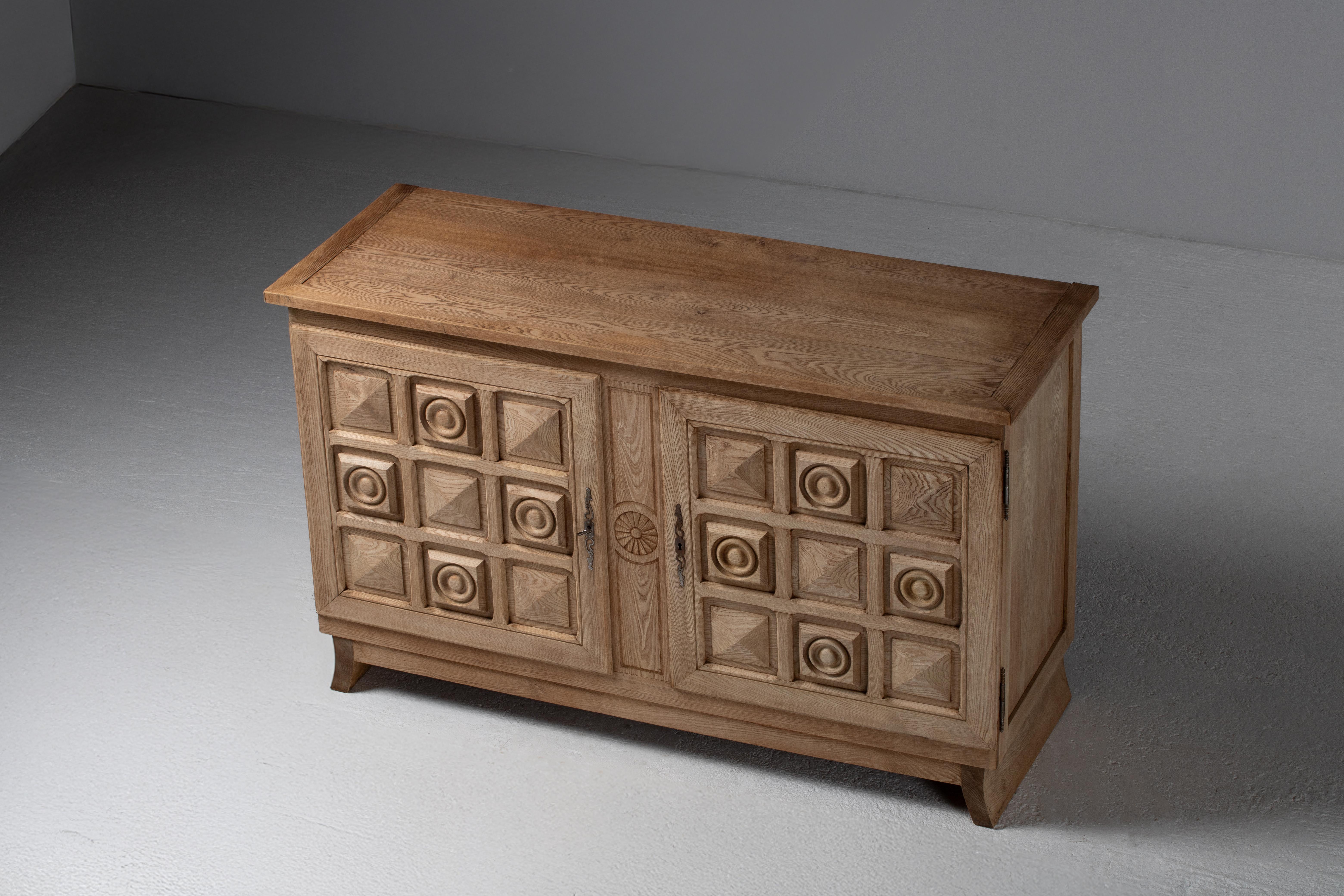 Credenza in rovere massiccio grezzo, Francia, anni '50 in vendita 1