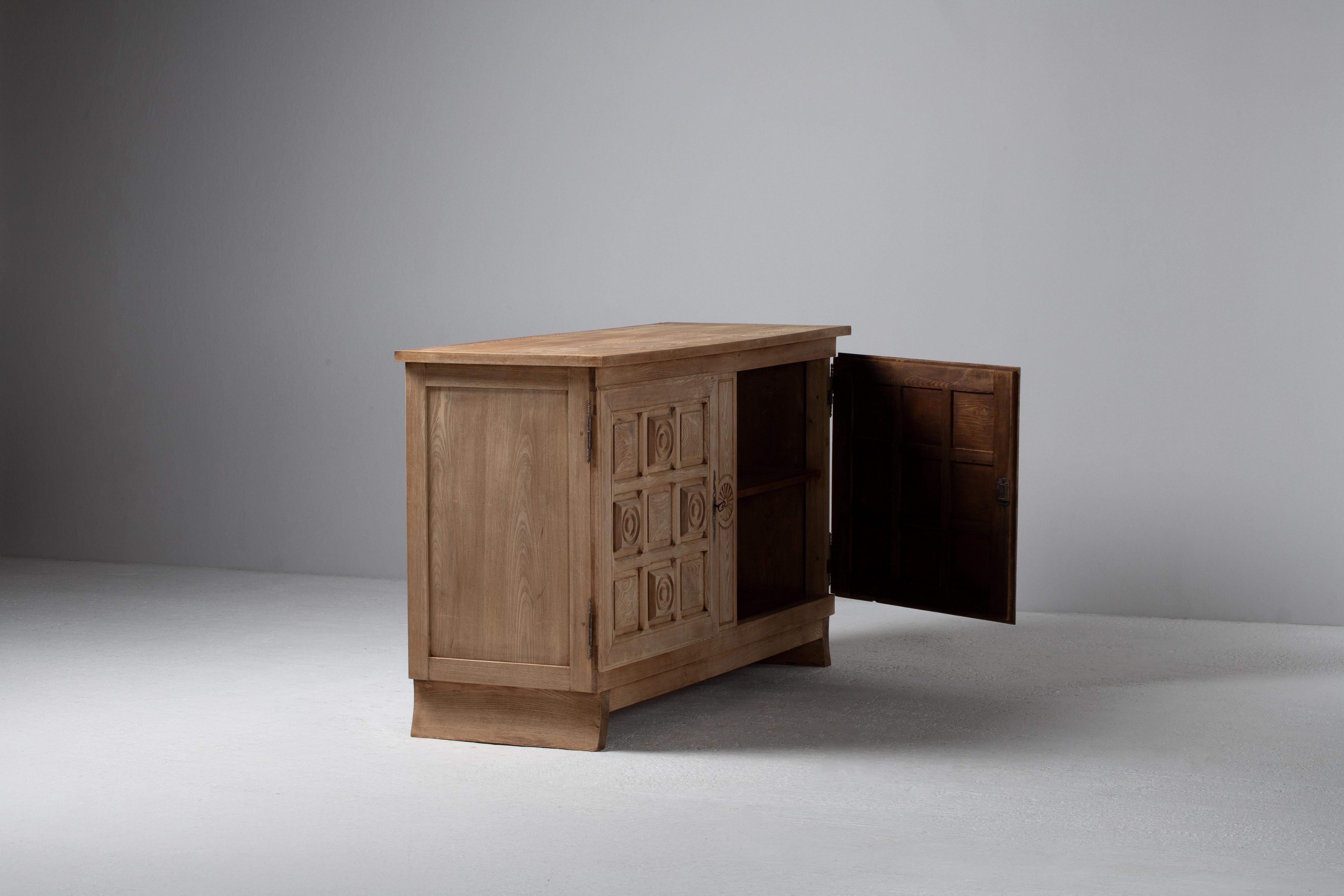 Credenza in rovere massiccio grezzo, Francia, anni '50 in vendita 2