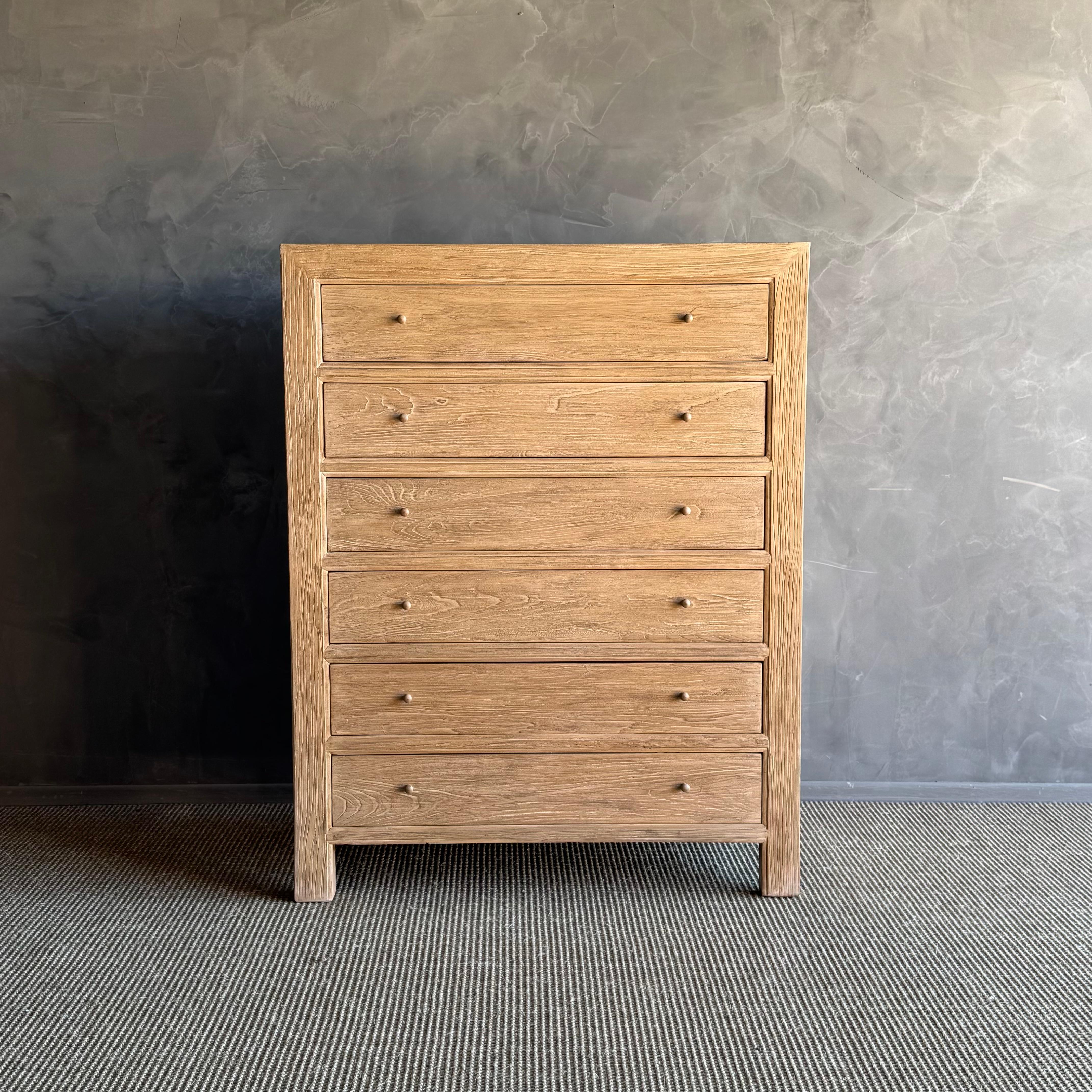 Ti presentiamo il comò Ollie in legno massello di olmo, sapientemente realizzato con legno di olmo recuperato e rifinito con una ricca tinta noce. 
Questo raffinato comò è dotato di sei spaziosi cassetti che offrono un ampio spazio per tutti i tuoi