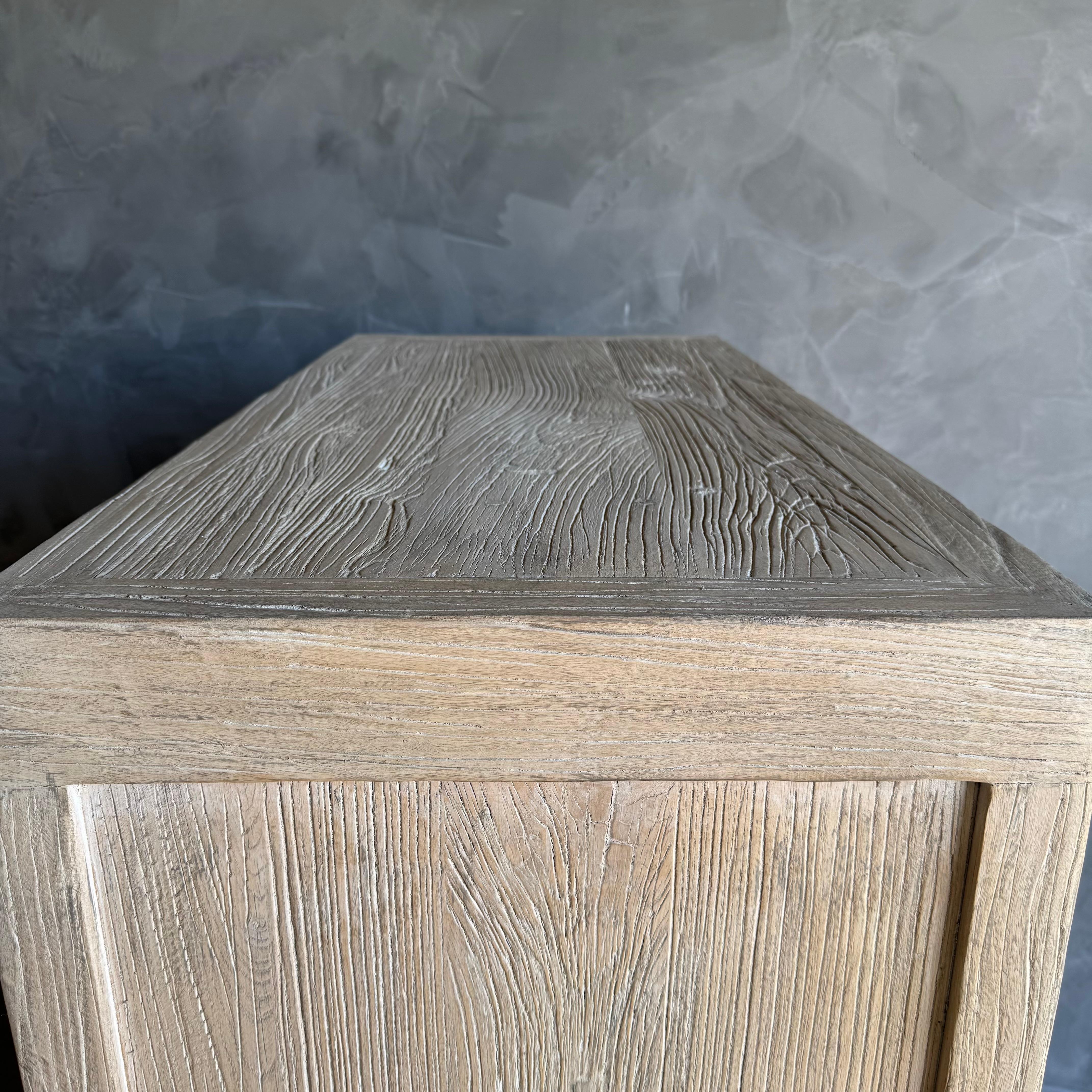 Cassettiera alta in legno di olmo massiccio con finitura Nature in vendita 1