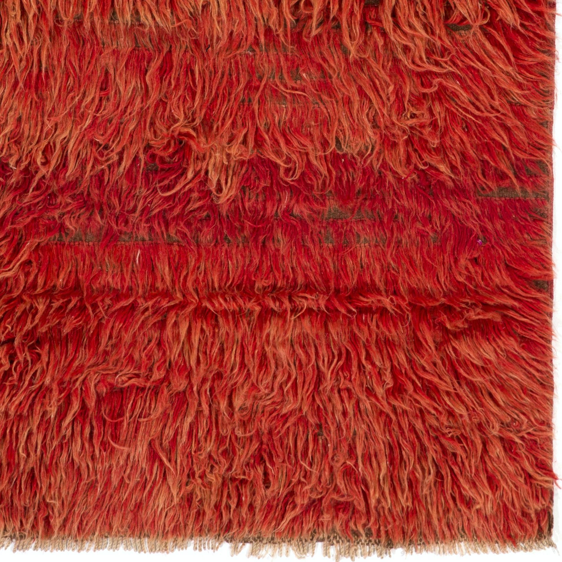 Alfombra Tulu de color rojo sólido hecha a mano, 100% lana. Opciones personalizadas disponibles en Nuevo estado para la venta en Spring Valley, NY