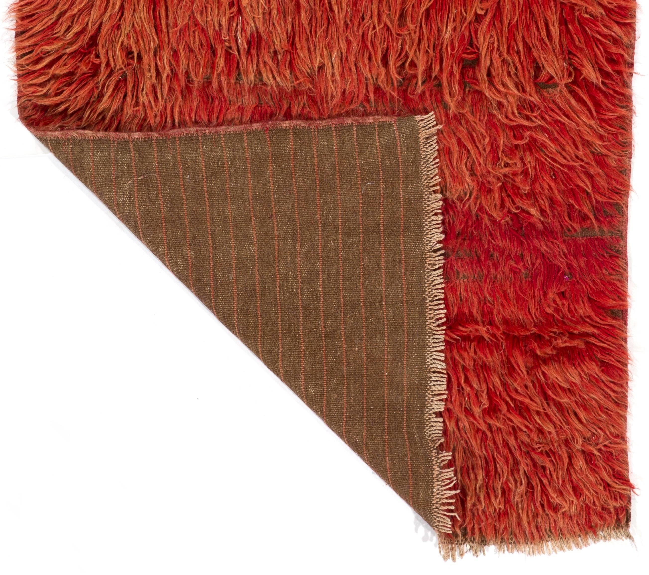 Alfombra Tulu de color rojo sólido hecha a mano, 100% lana. Opciones personalizadas disponibles Siglo XXI y contemporáneo en venta