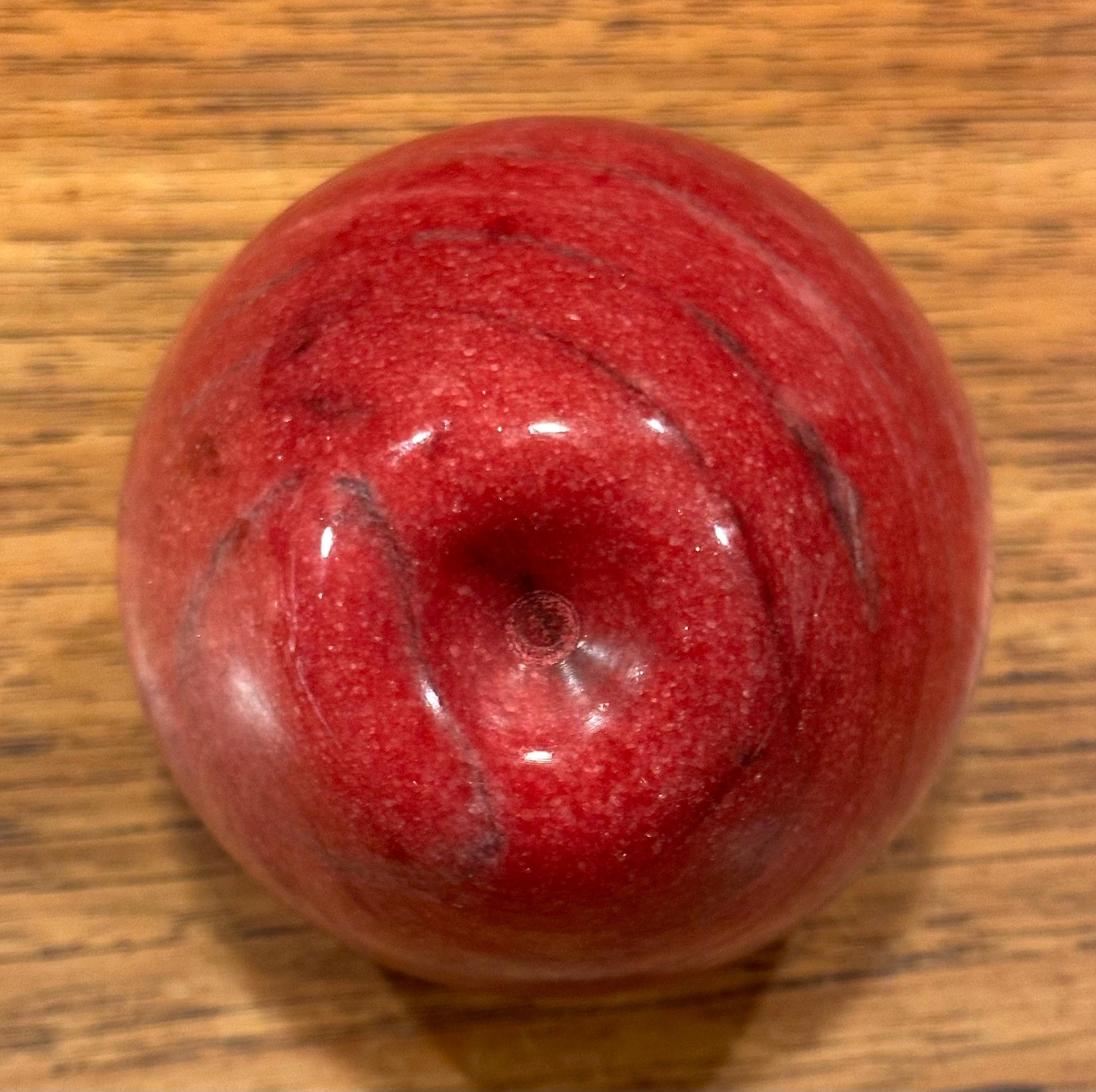 Pisapapeles de Manzana de Mármol Rojo Macizo con Tallo de Latón en venta 4