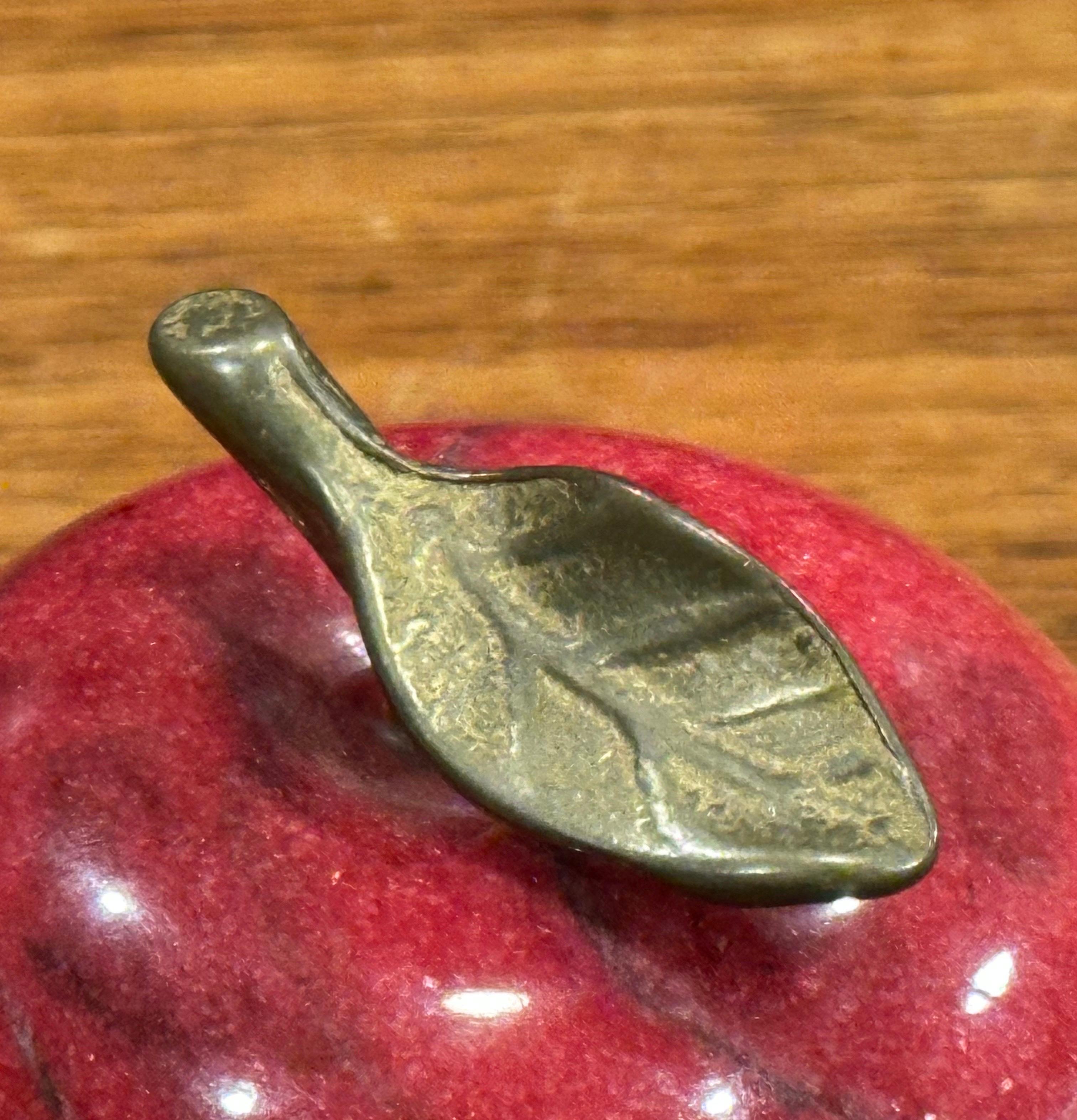 Pisapapeles de Manzana de Mármol Rojo Macizo con Tallo de Latón en venta 5