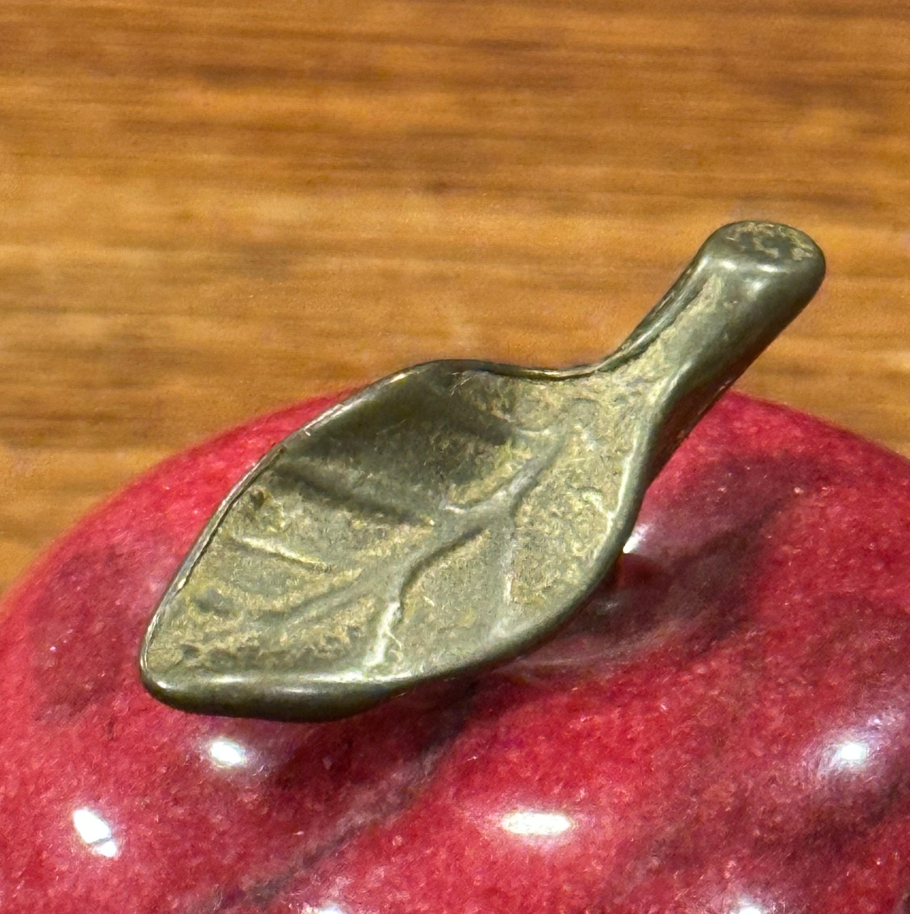 Pisapapeles de Manzana de Mármol Rojo Macizo con Tallo de Latón en venta 6