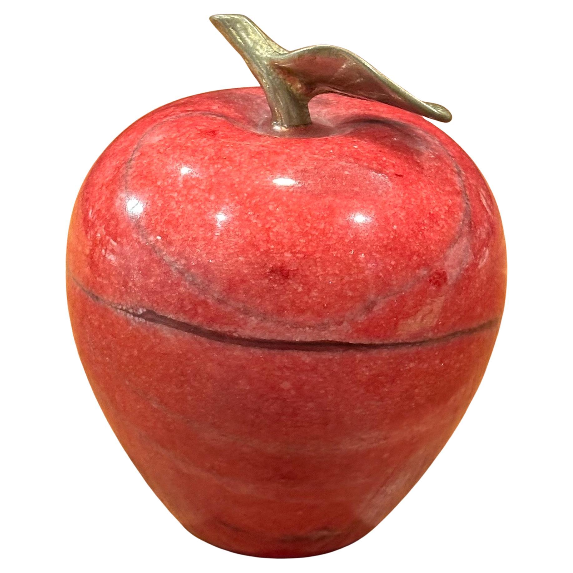 Pisapapeles de Manzana de Mármol Rojo Macizo con Tallo de Latón en venta 7
