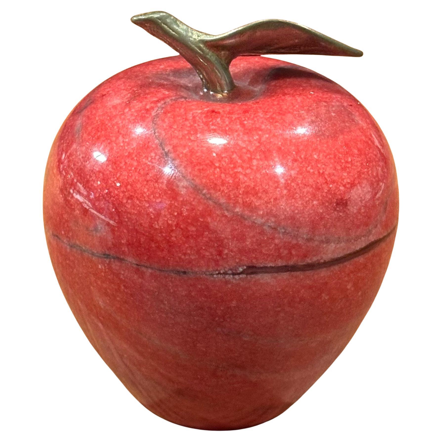 Pisapapeles o escultura de manzana de mármol rojo macizo con acento de latón, hacia la década de 1970. La pieza está en muy buen estado vintage, sin astillas ni grietas, y mide 1,5 cm x 1,5 cm de alto.  #4671