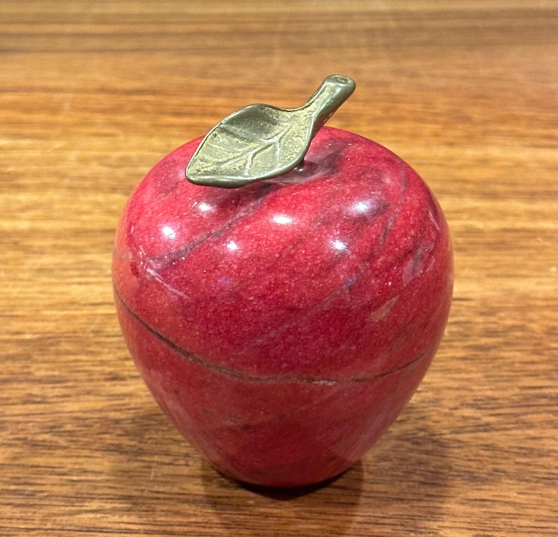 Pisapapeles de Manzana de Mármol Rojo Macizo con Tallo de Latón Moderno de mediados de siglo en venta