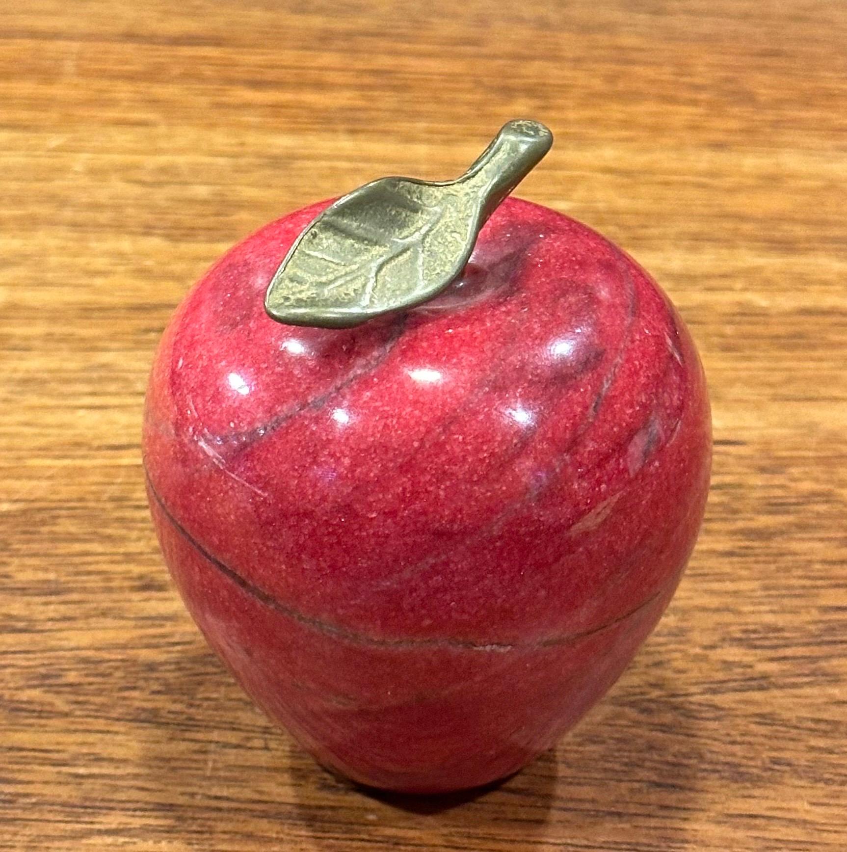 Pisapapeles de Manzana de Mármol Rojo Macizo con Tallo de Latón Italiano en venta