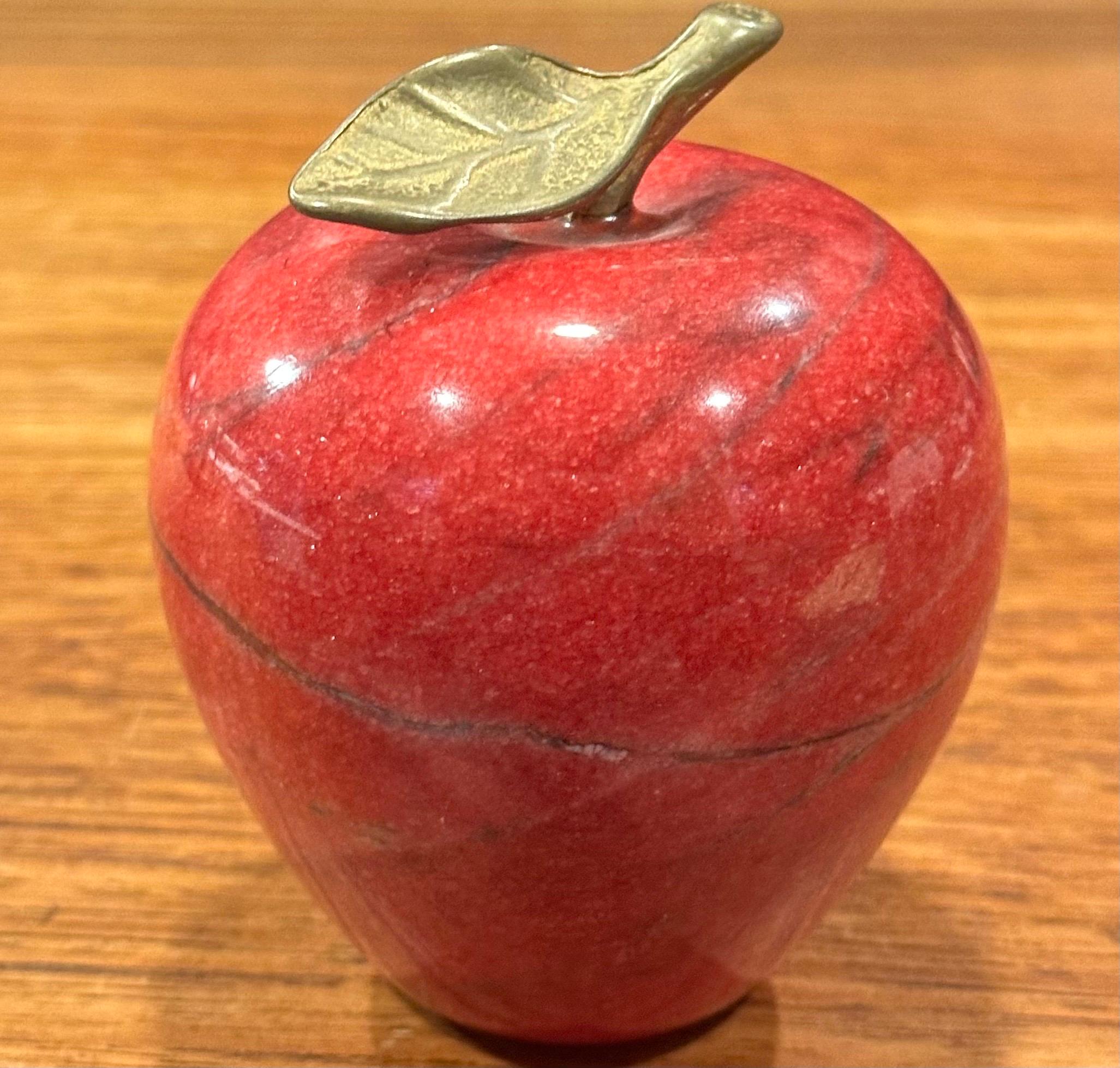 Pisapapeles de Manzana de Mármol Rojo Macizo con Tallo de Latón en Bueno estado para la venta en San Diego, CA
