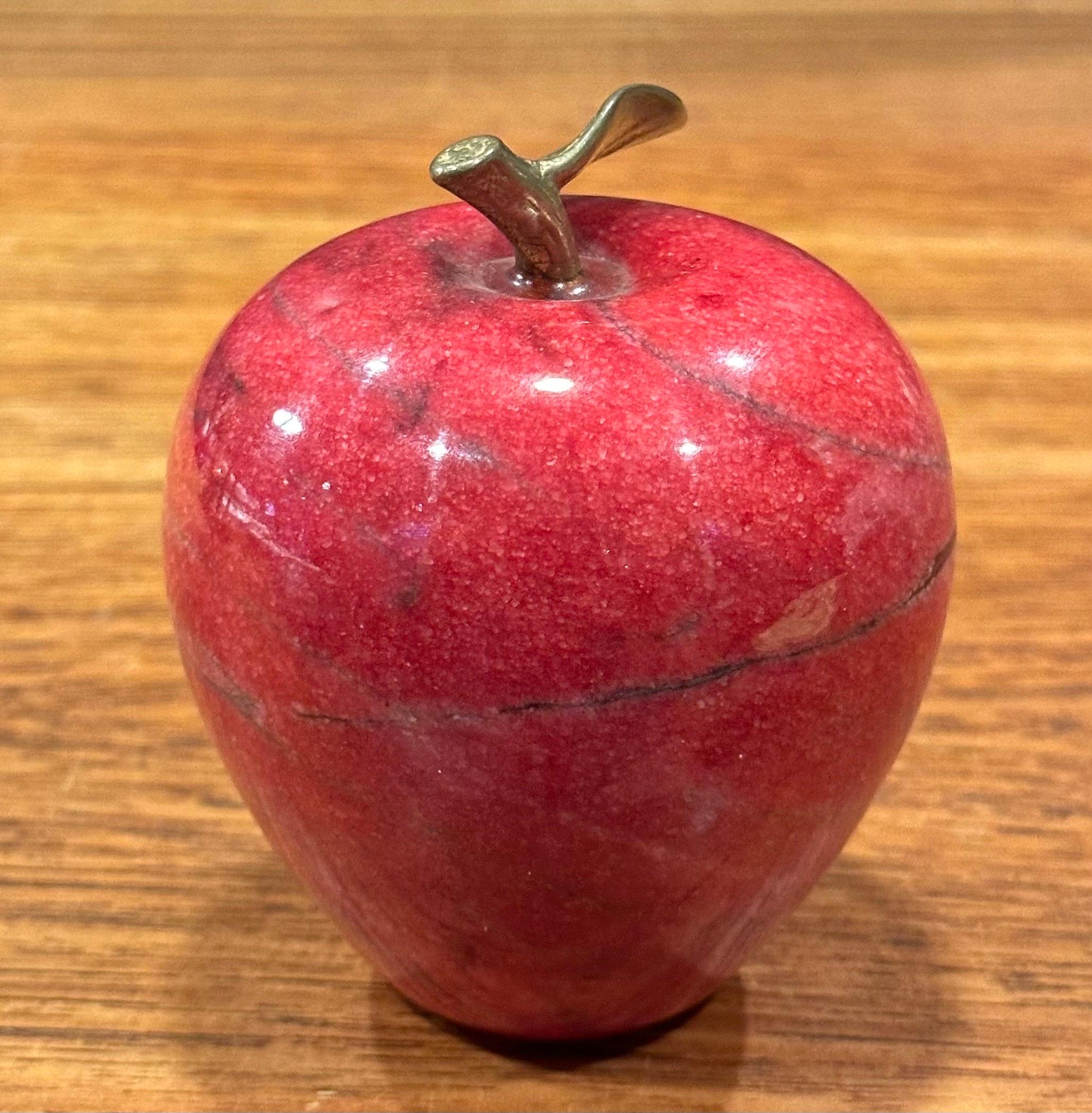 Pisapapeles de Manzana de Mármol Rojo Macizo con Tallo de Latón siglo XX en venta